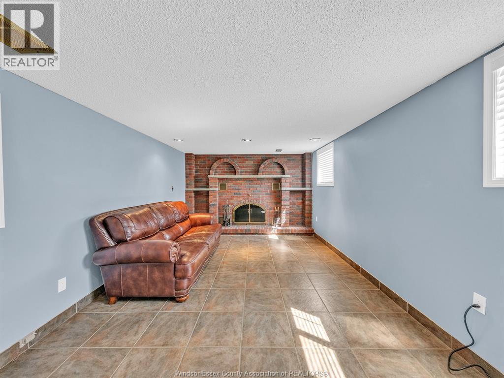 5770 Queen Elizabeth Drive, Windsor, ON - Indoor With Fireplace