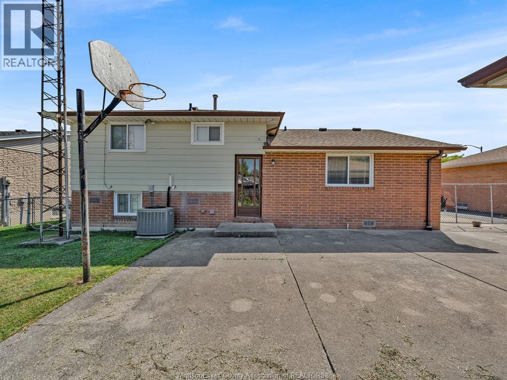 5770 Queen Elizabeth Drive, Windsor, ON - Outdoor With Exterior