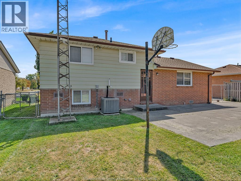 5770 Queen Elizabeth Drive, Windsor, ON - Outdoor With Exterior