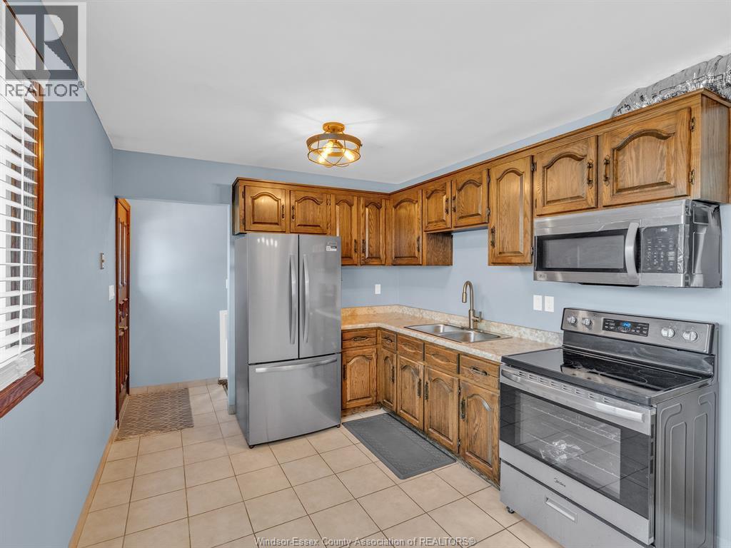 5770 Queen Elizabeth Drive, Windsor, ON - Indoor Photo Showing Kitchen With Double Sink