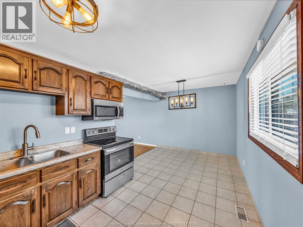 5770 Queen Elizabeth Drive, Windsor, ON - Indoor Photo Showing Kitchen With Double Sink