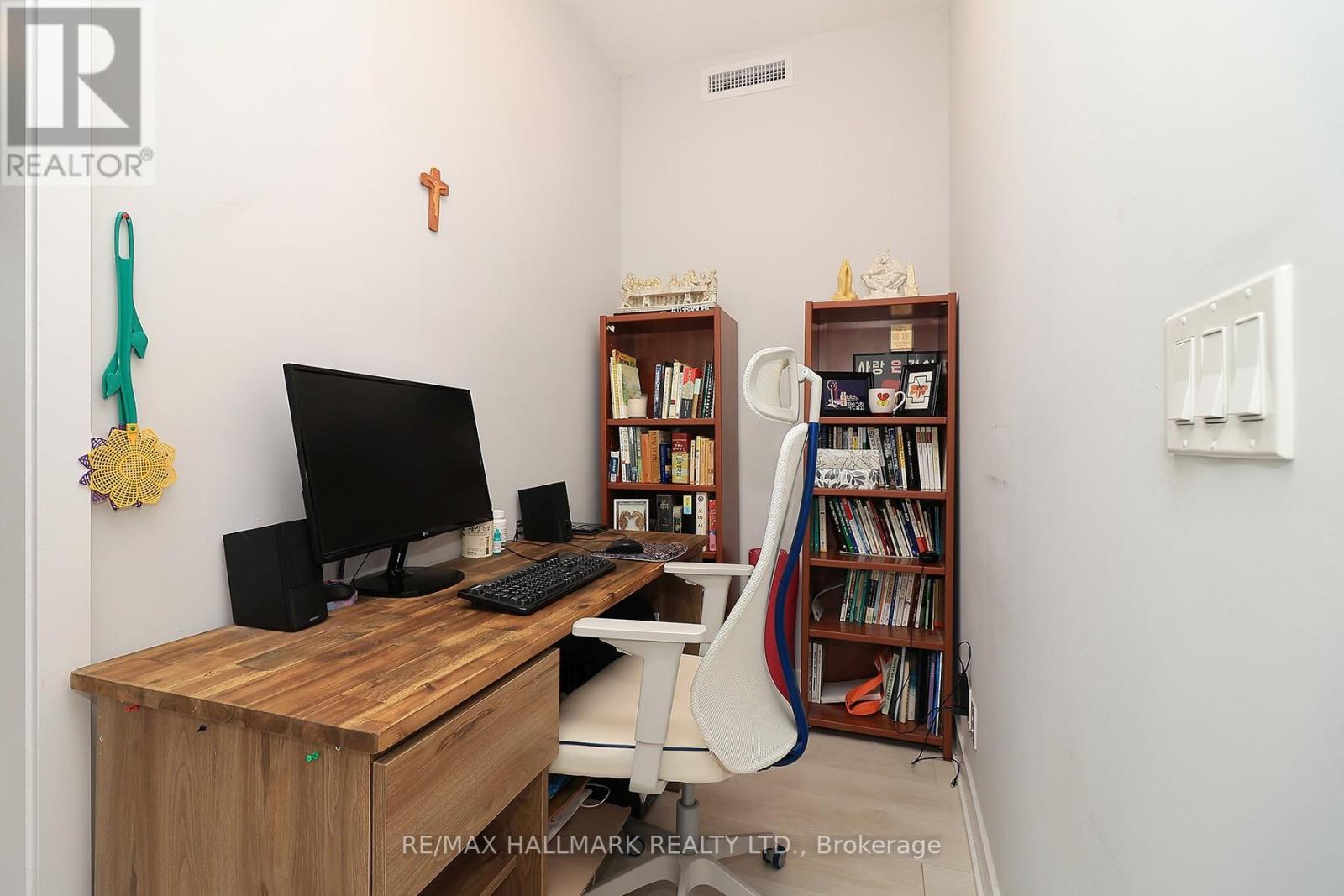 1011 - 2221 Yonge Street, Toronto, ON - Indoor Photo Showing Office