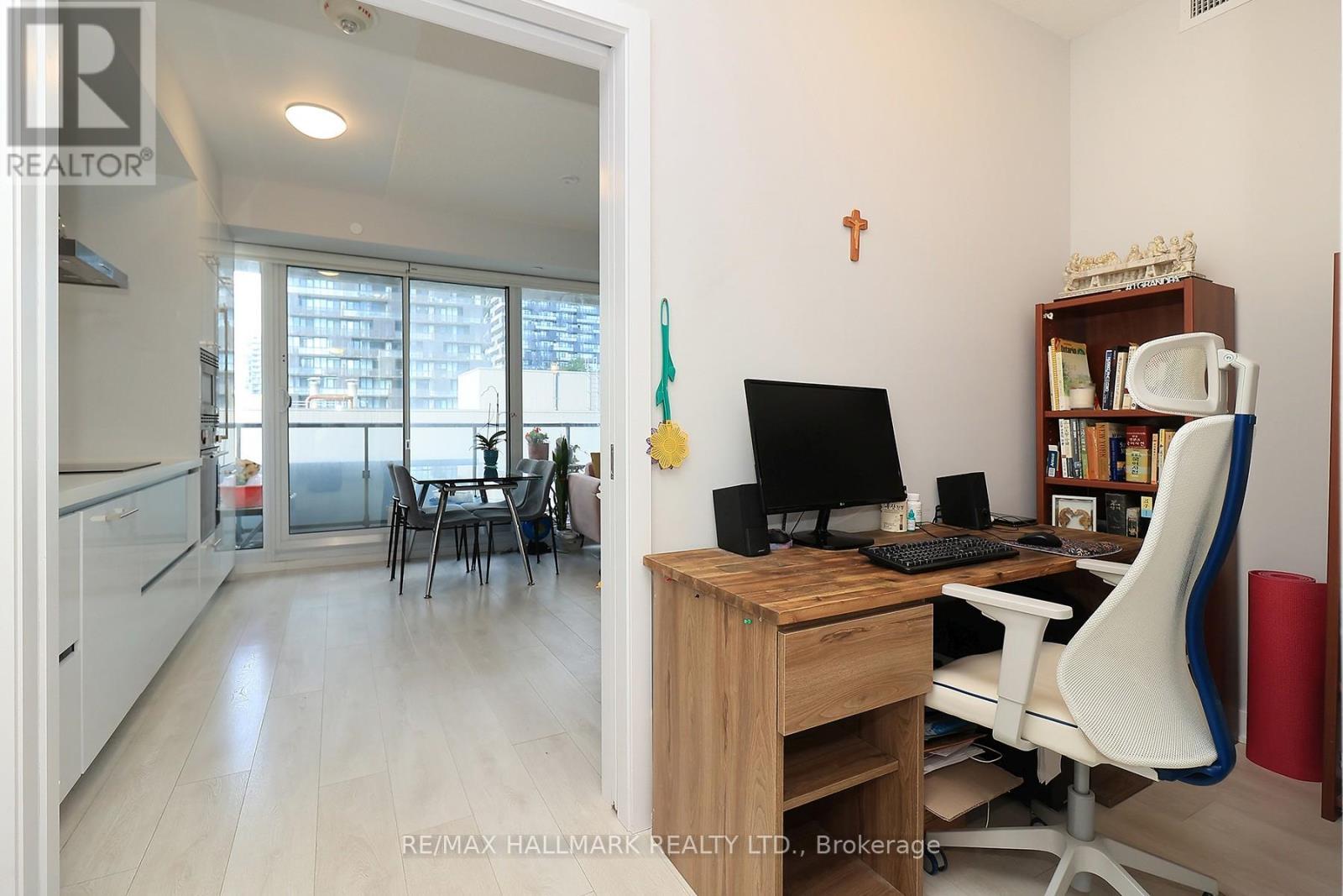 1011 - 2221 Yonge Street, Toronto, ON - Indoor Photo Showing Office