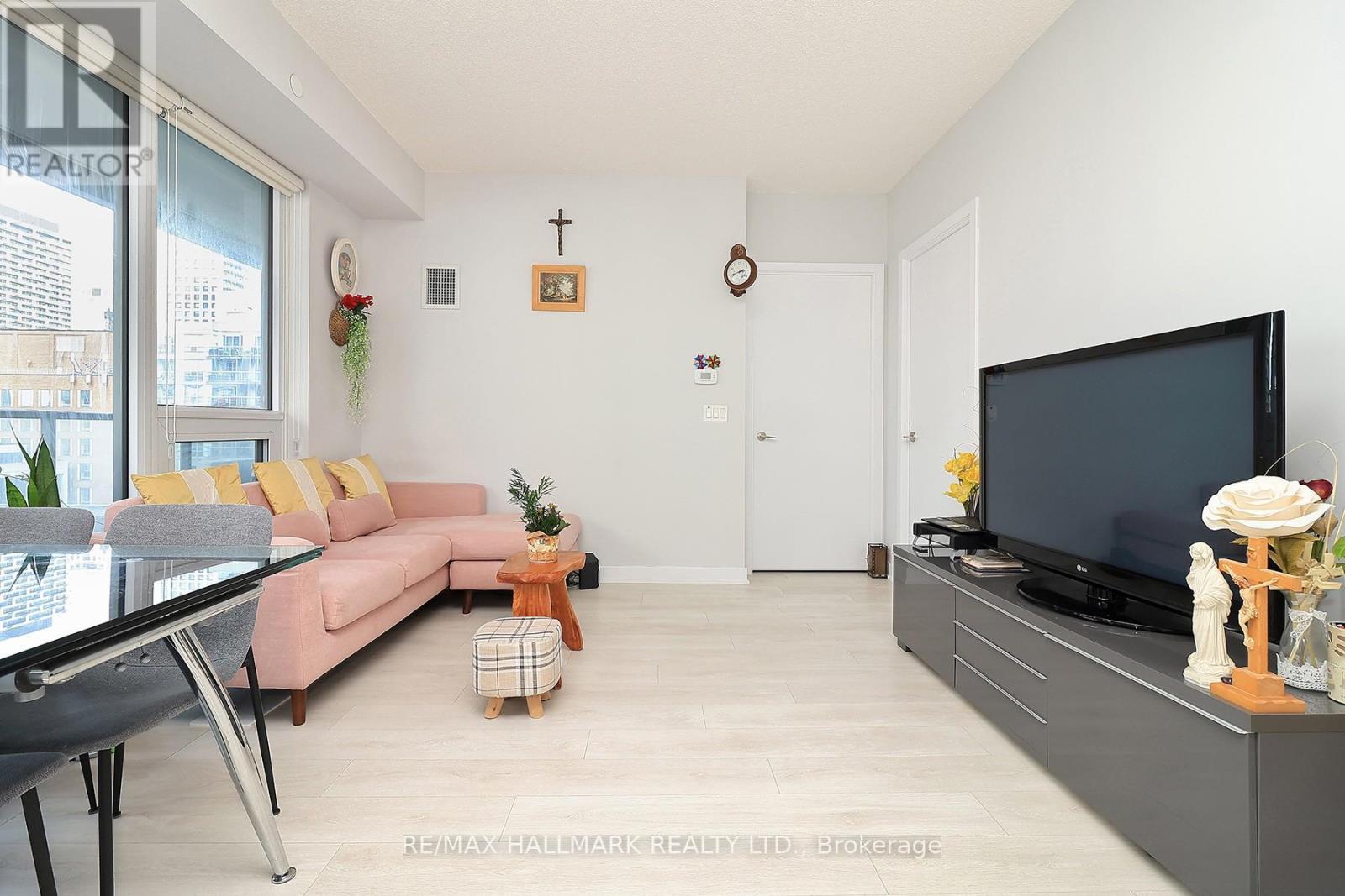 1011 - 2221 Yonge Street, Toronto, ON - Indoor Photo Showing Living Room