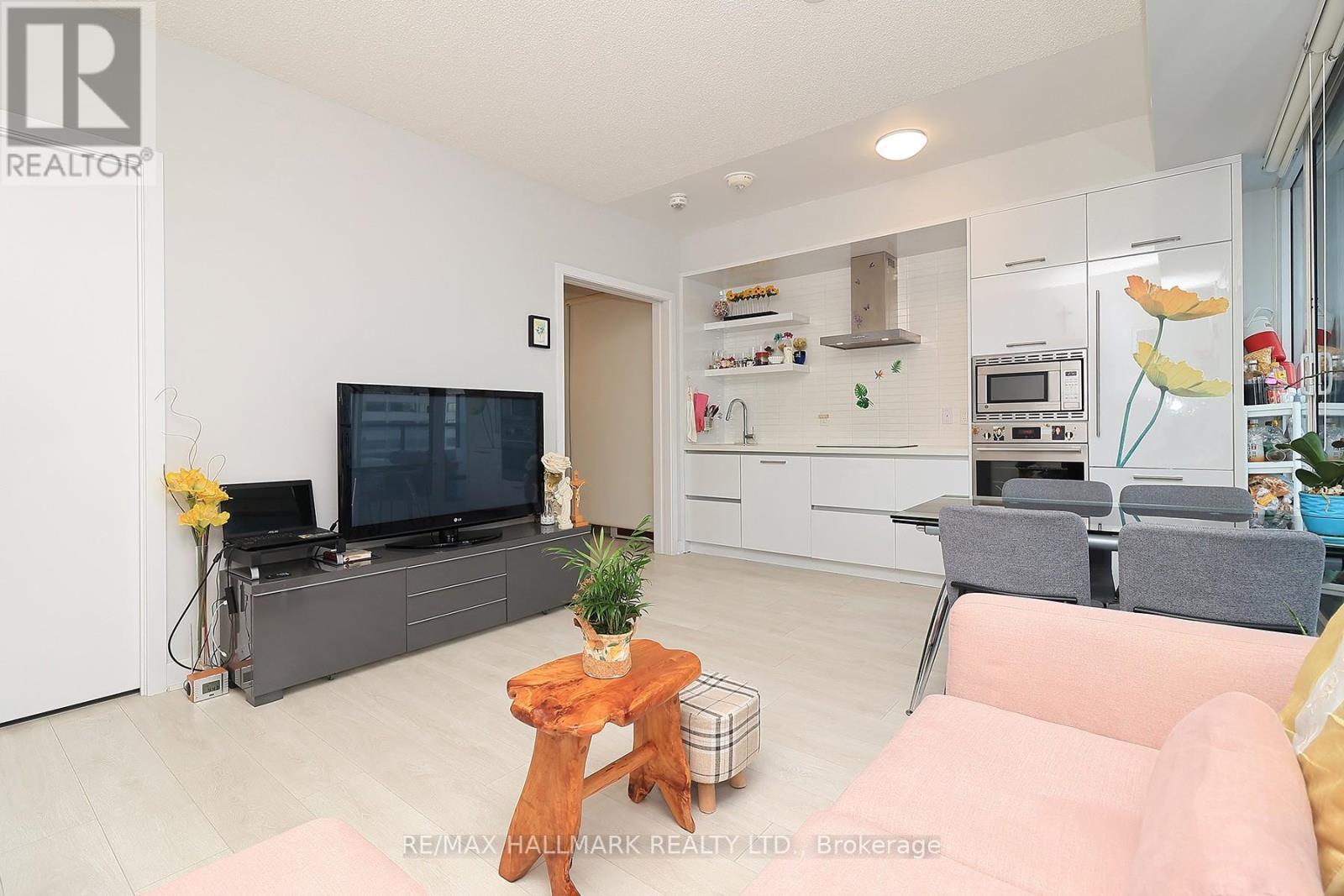 1011 - 2221 Yonge Street, Toronto, ON - Indoor Photo Showing Living Room