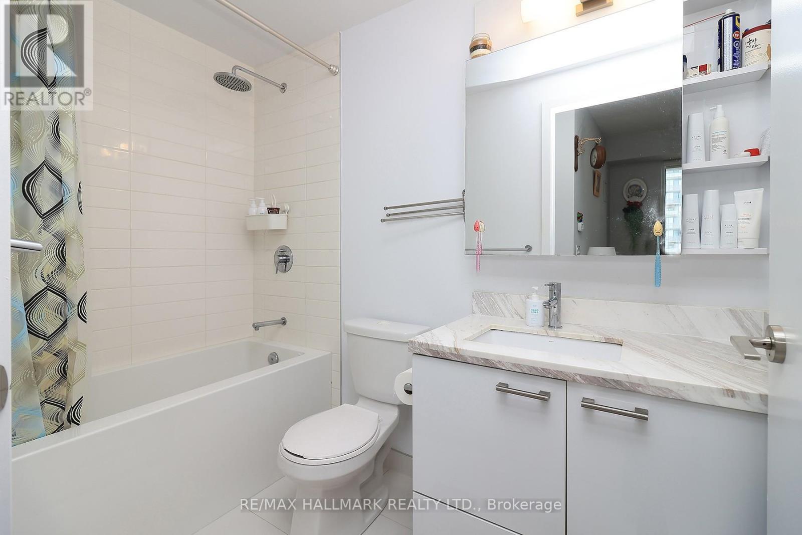 1011 - 2221 Yonge Street, Toronto, ON - Indoor Photo Showing Bathroom