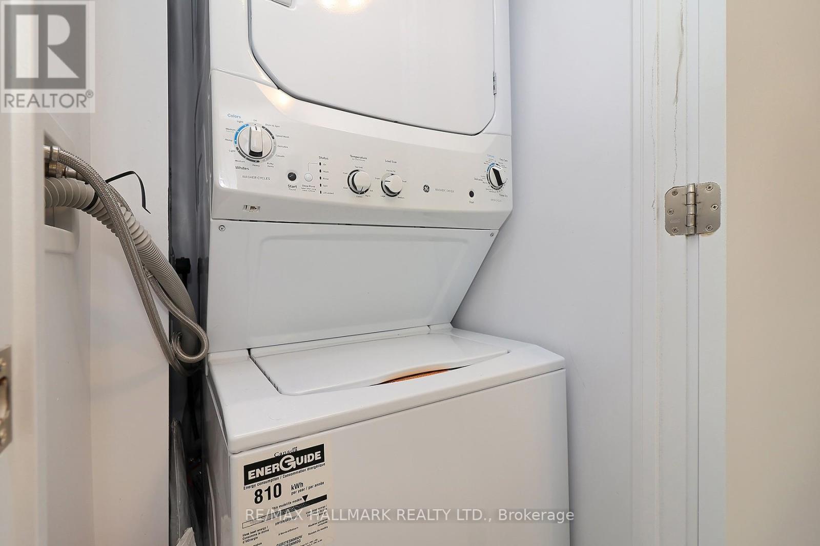 1011 - 2221 Yonge Street, Toronto, ON - Indoor Photo Showing Laundry Room
