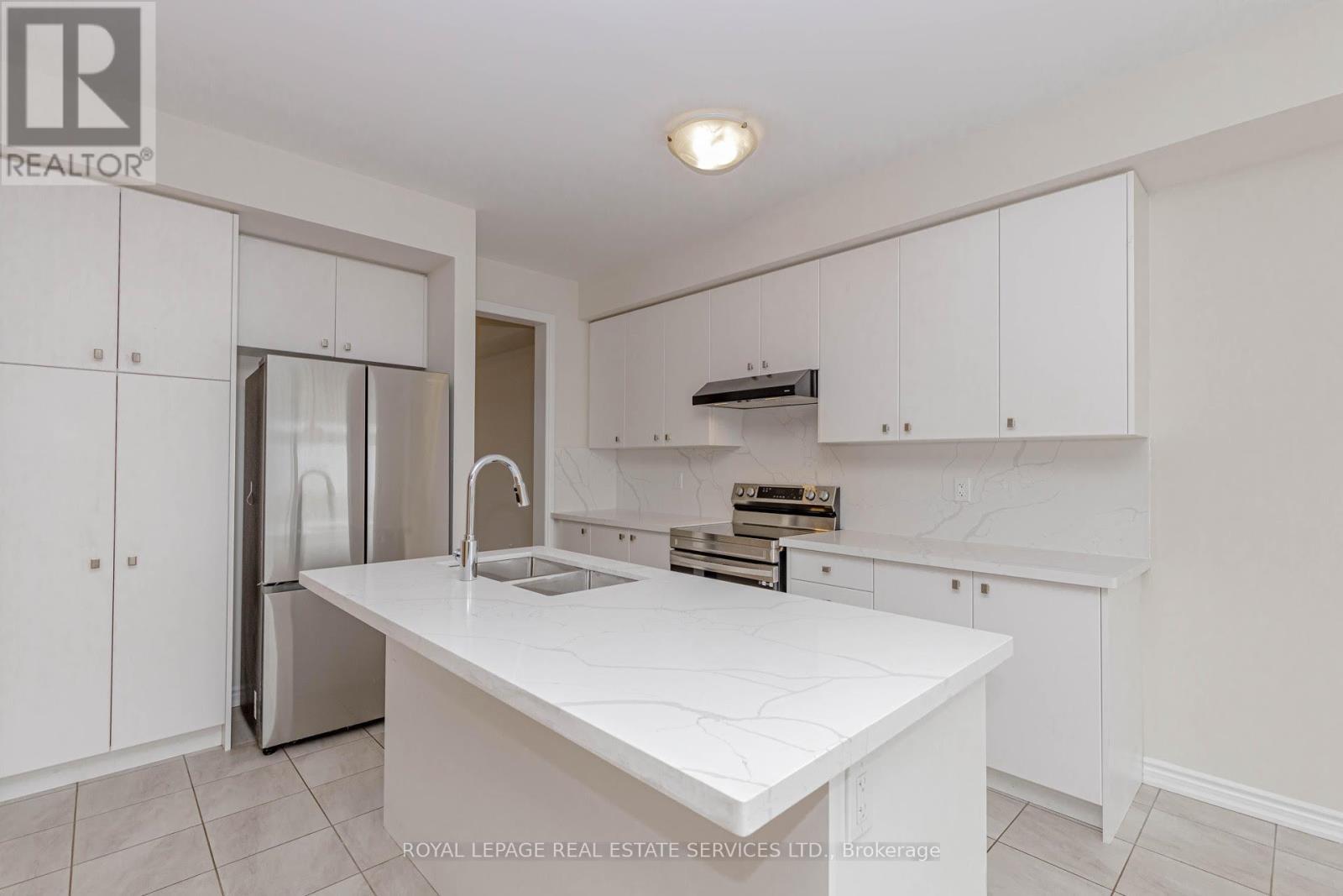 96 Explorer Way W, Thorold, ON - Indoor Photo Showing Kitchen With Double Sink