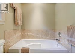 Bathroom on the second level - 4 pc -