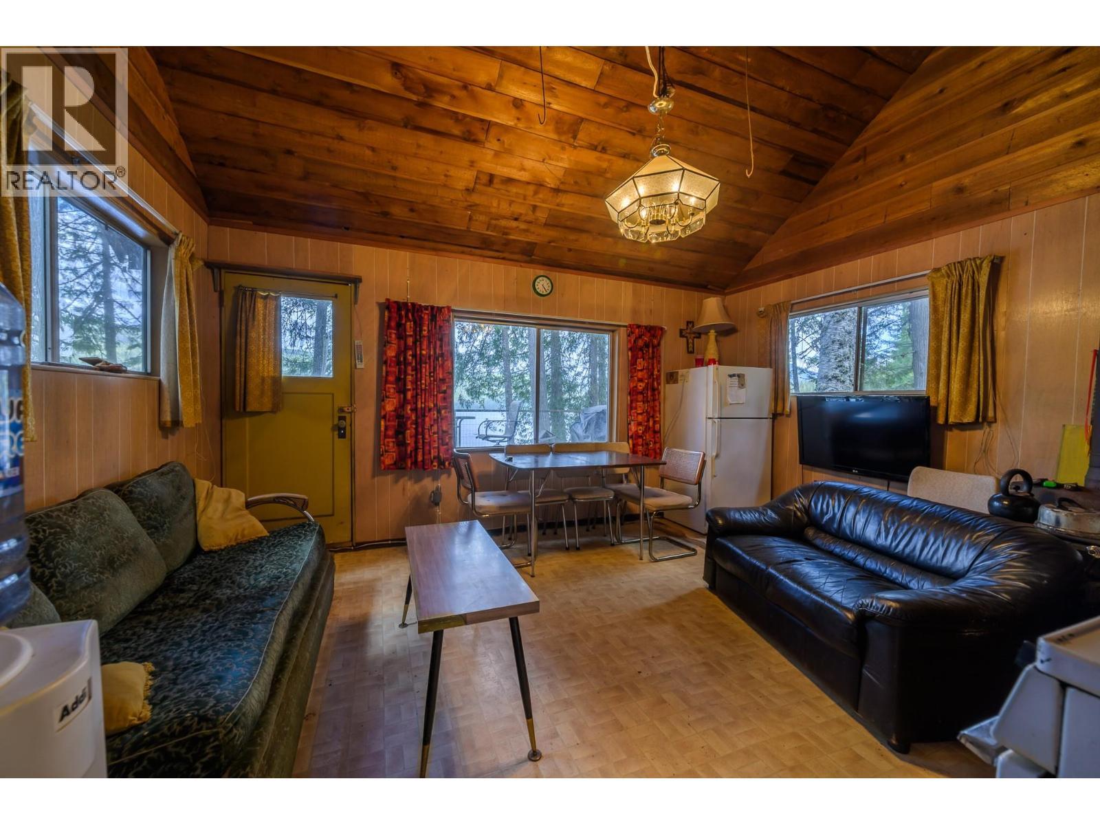 5319 East Barriere Lake Fs Road, Barriere, BC - Indoor Photo Showing Living Room