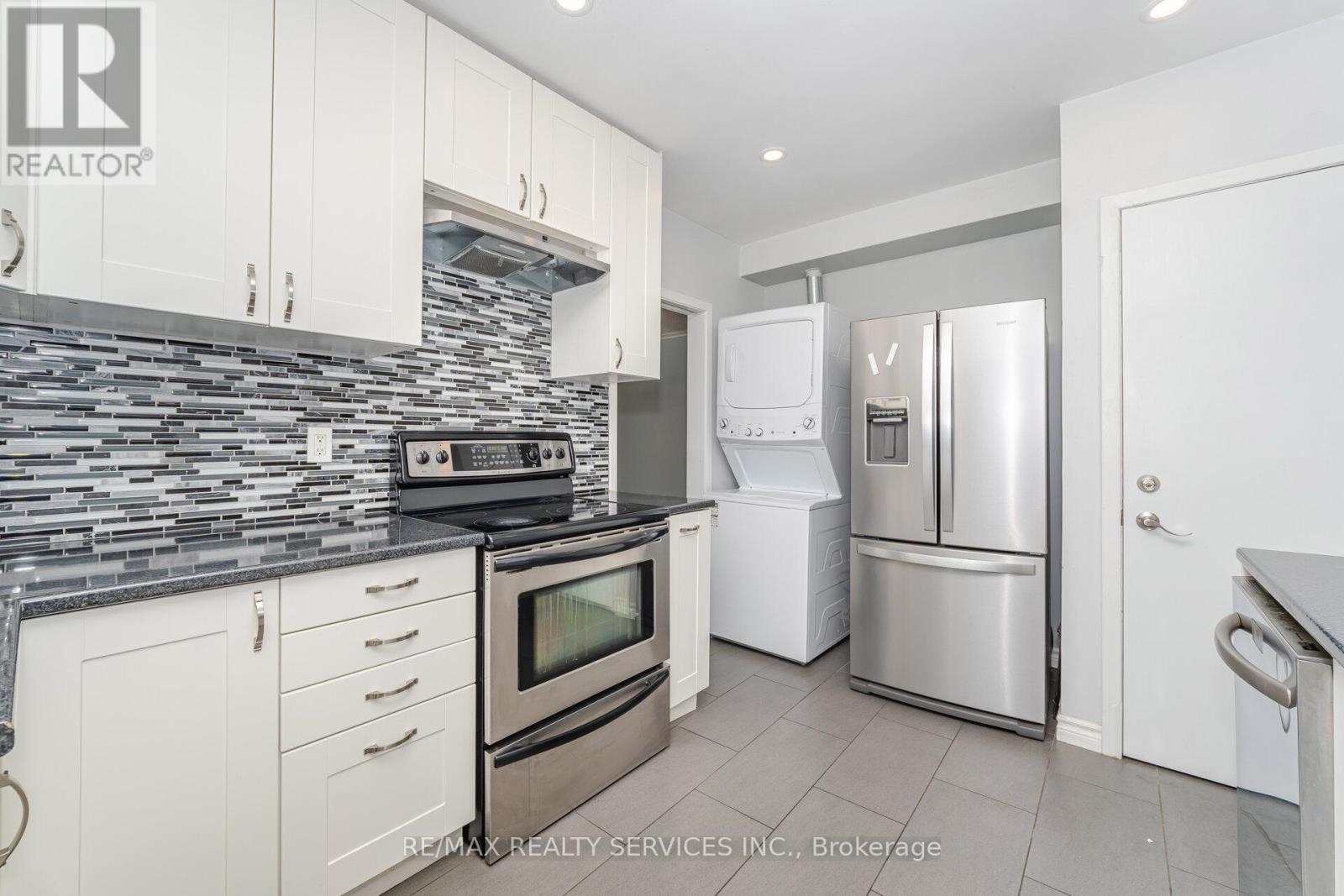 61 Avondale Boulevard, Brampton, ON - Indoor Photo Showing Kitchen
