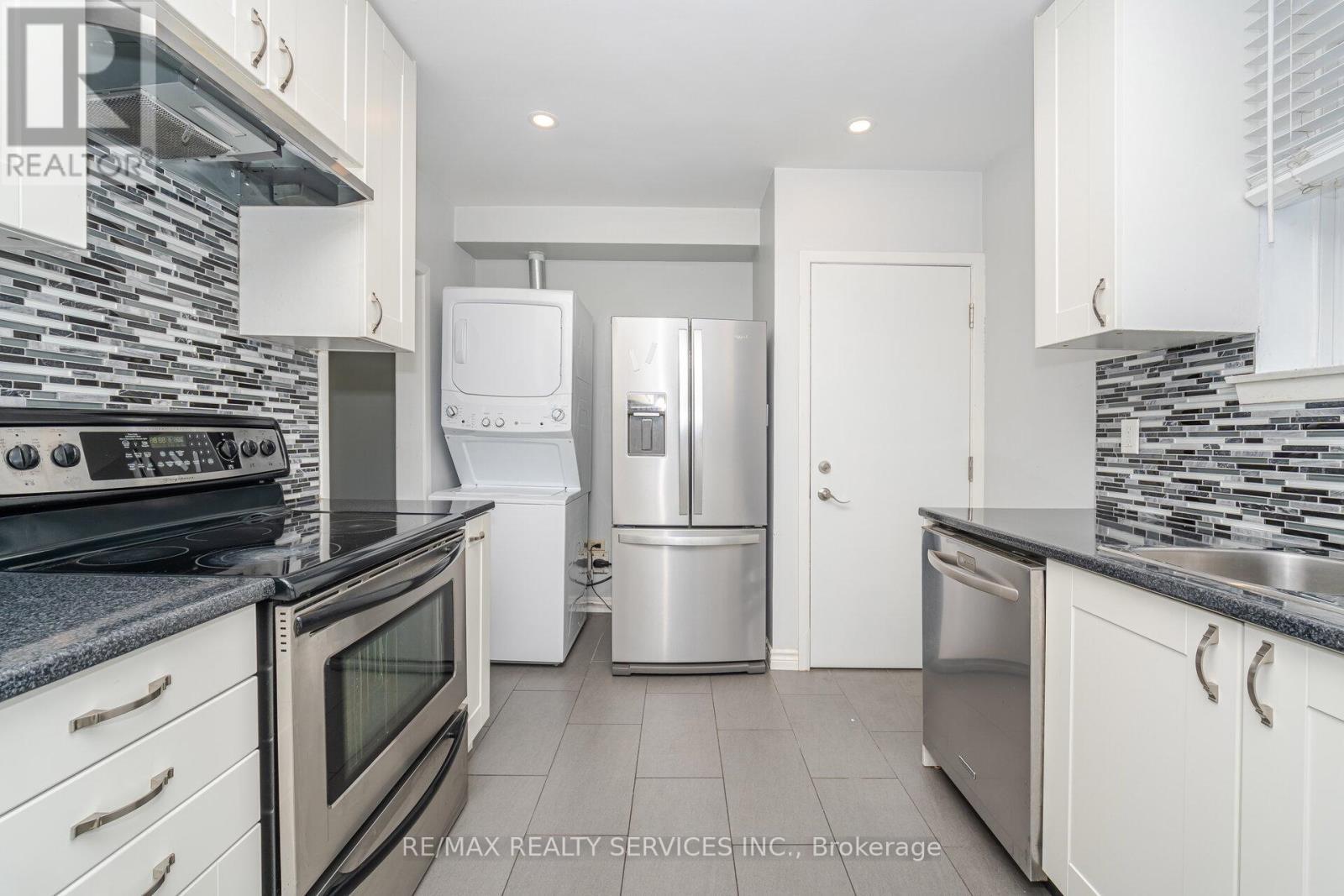 61 Avondale Boulevard, Brampton, ON - Indoor Photo Showing Kitchen With Upgraded Kitchen