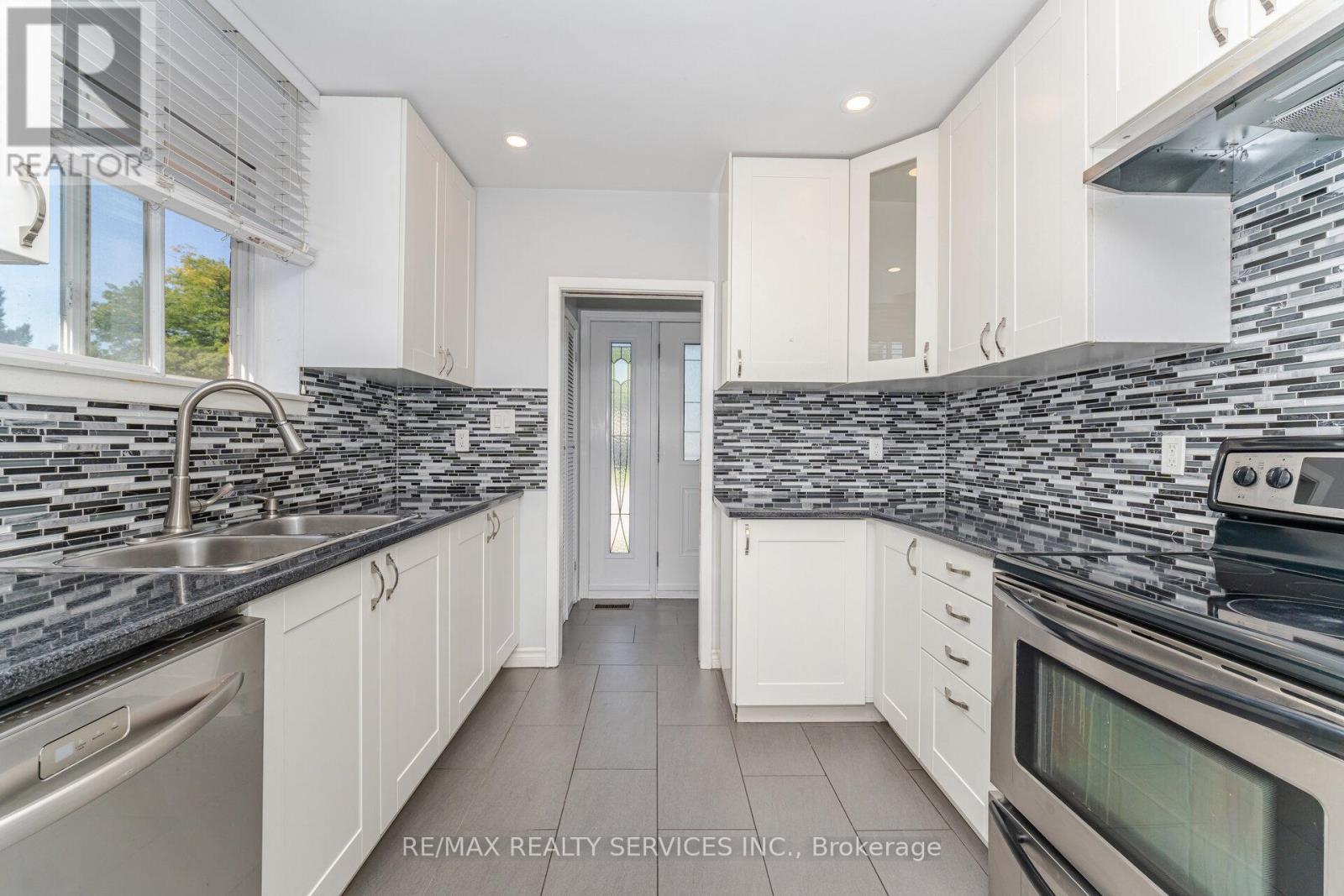 61 Avondale Boulevard, Brampton, ON - Indoor Photo Showing Kitchen With Double Sink With Upgraded Kitchen