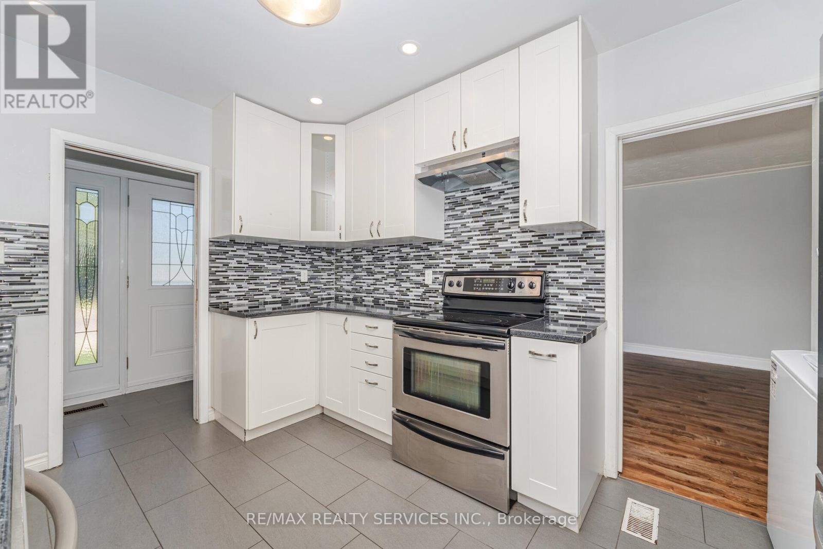61 Avondale Boulevard, Brampton, ON - Indoor Photo Showing Kitchen With Upgraded Kitchen