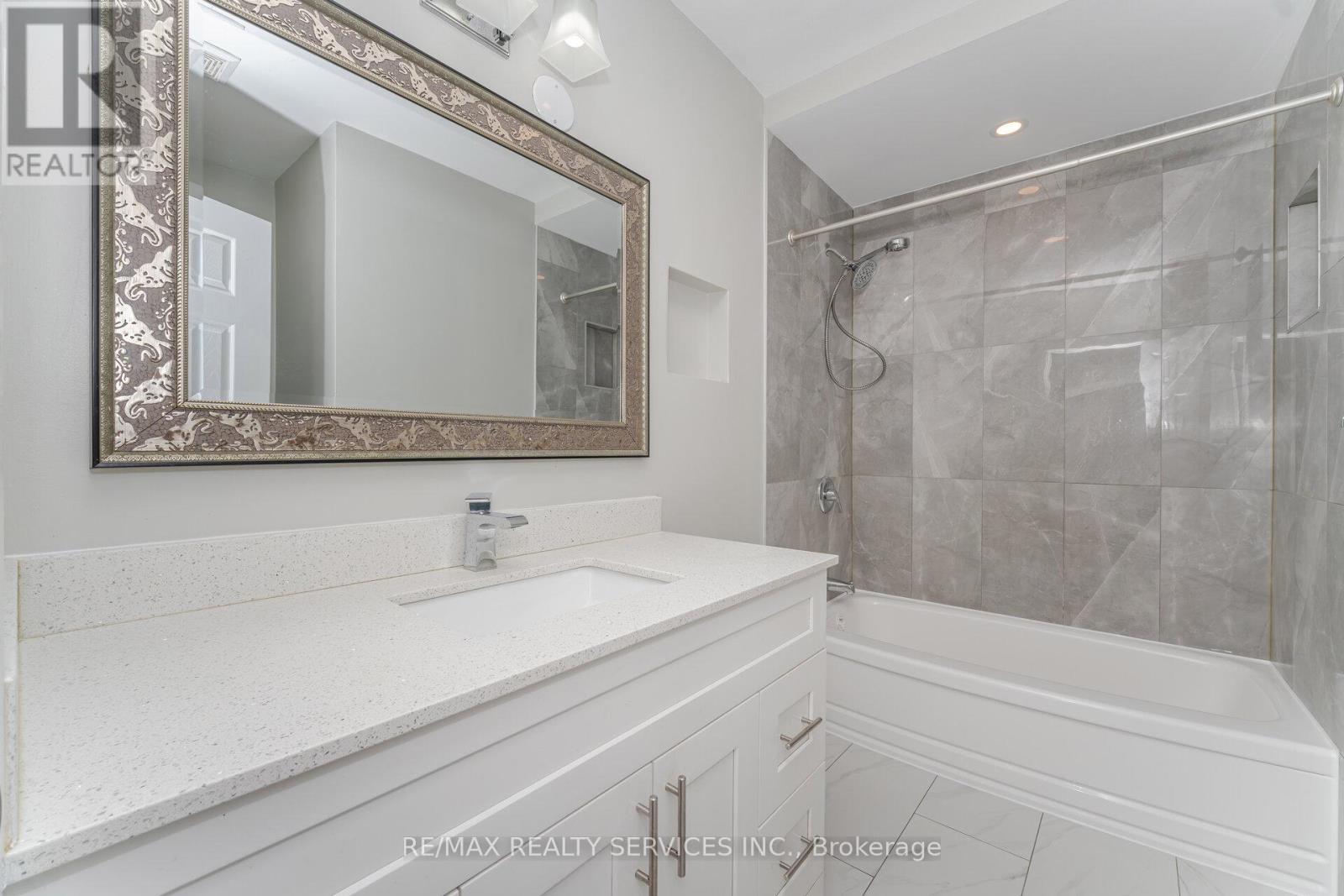 61 Avondale Boulevard, Brampton, ON - Indoor Photo Showing Bathroom