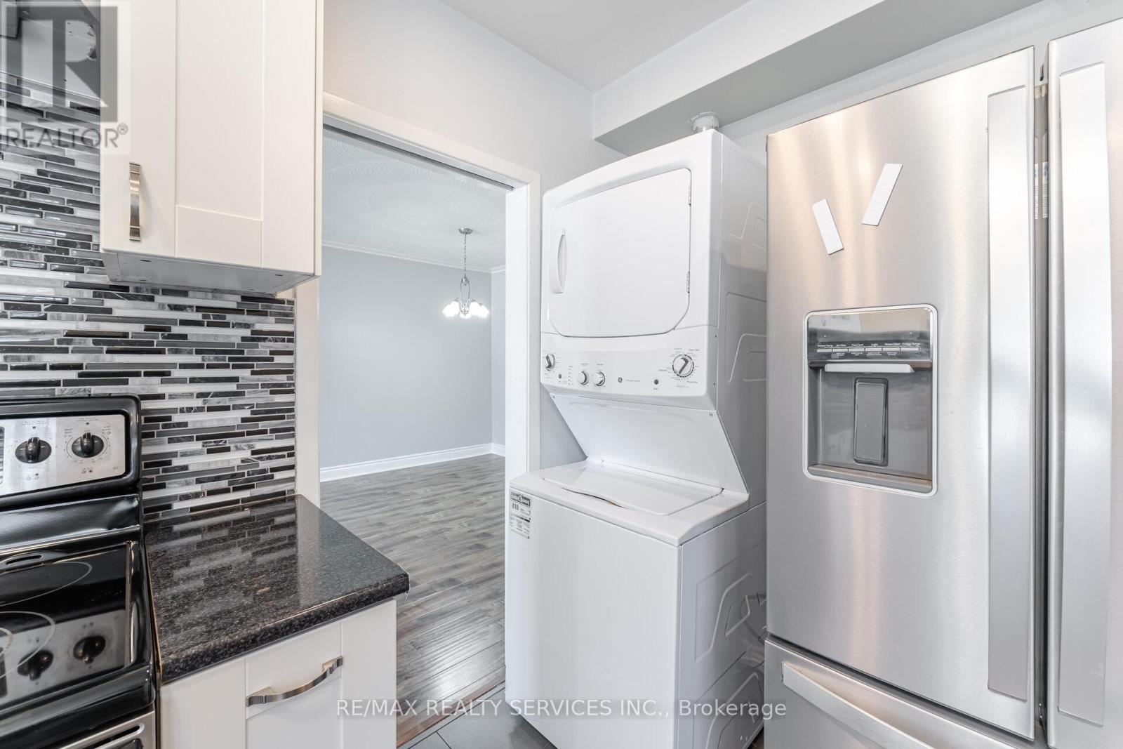 61 Avondale Boulevard, Brampton, ON - Indoor Photo Showing Laundry Room