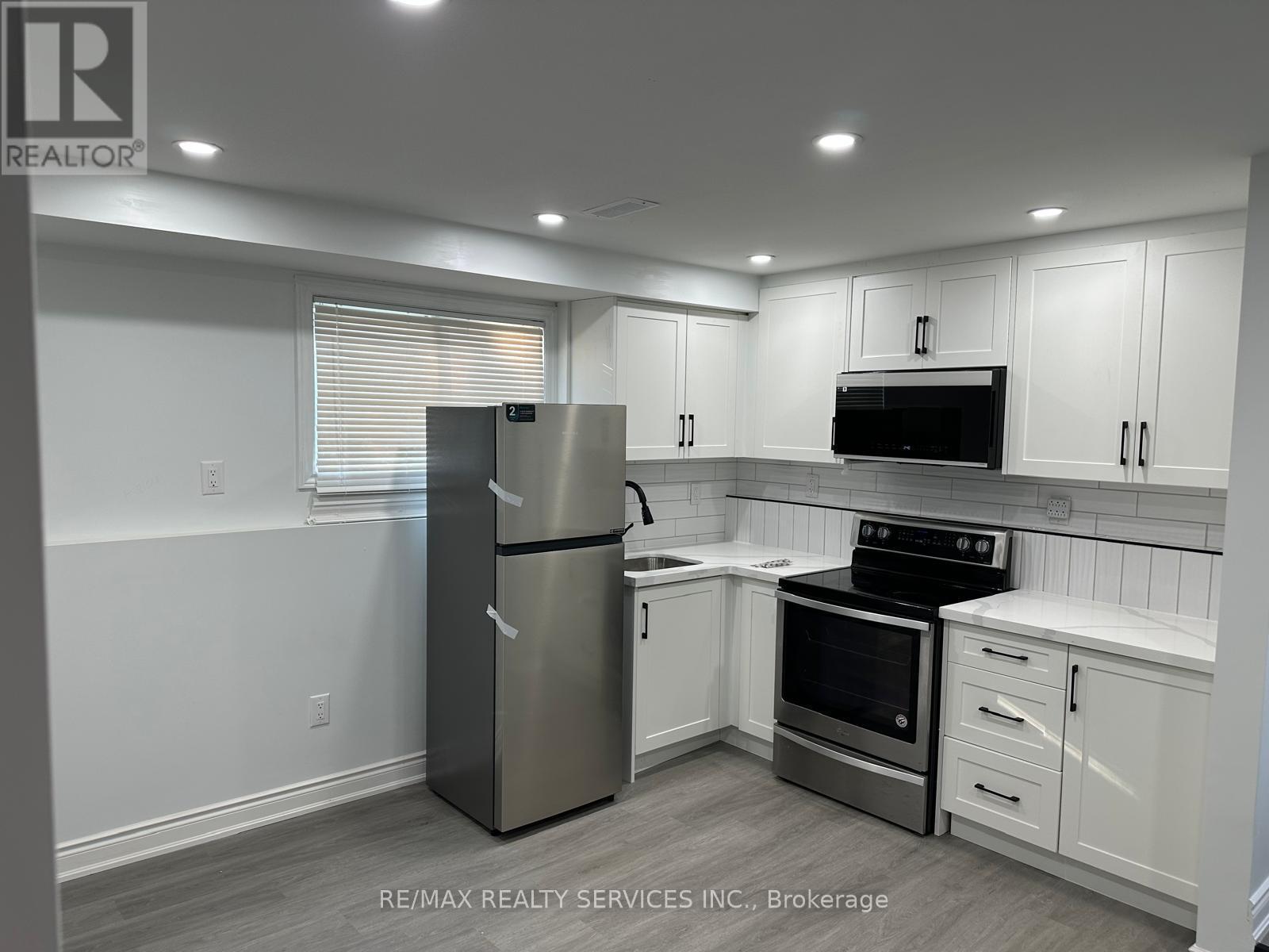 Unit 1 - 6903 Cumberland Court, Niagara Falls, ON - Indoor Photo Showing Kitchen