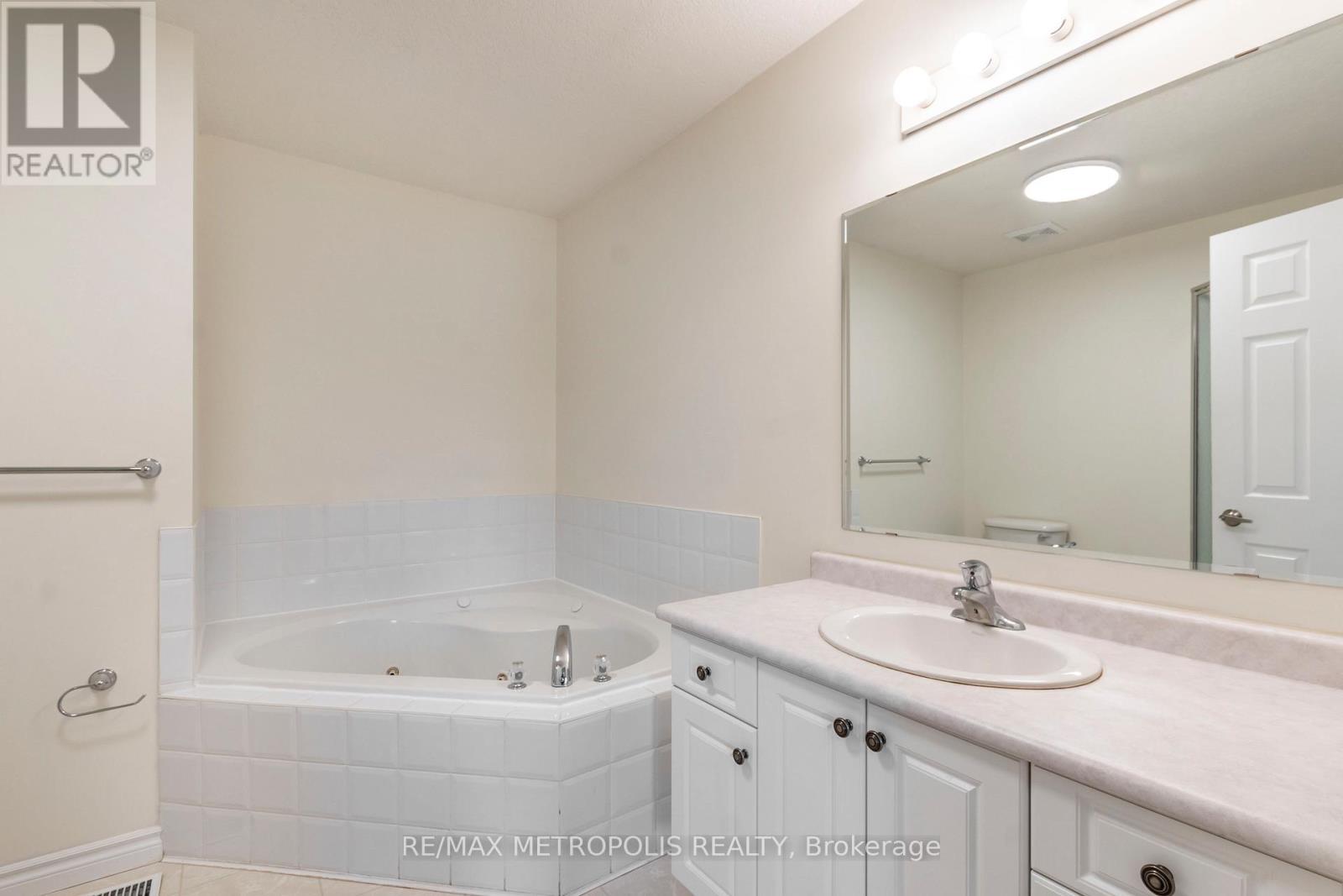 C16 - 619 Wild Ginger Avenue, Waterloo, ON - Indoor Photo Showing Bathroom