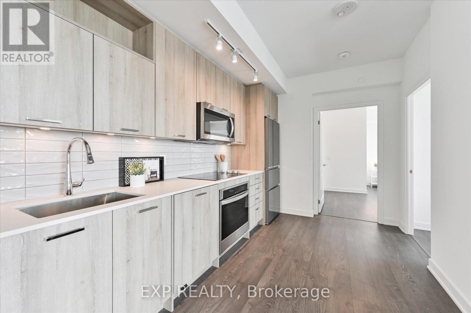 1006 - 120 Eagle Rock Way, Vaughan, ON - Indoor Photo Showing Kitchen With Upgraded Kitchen