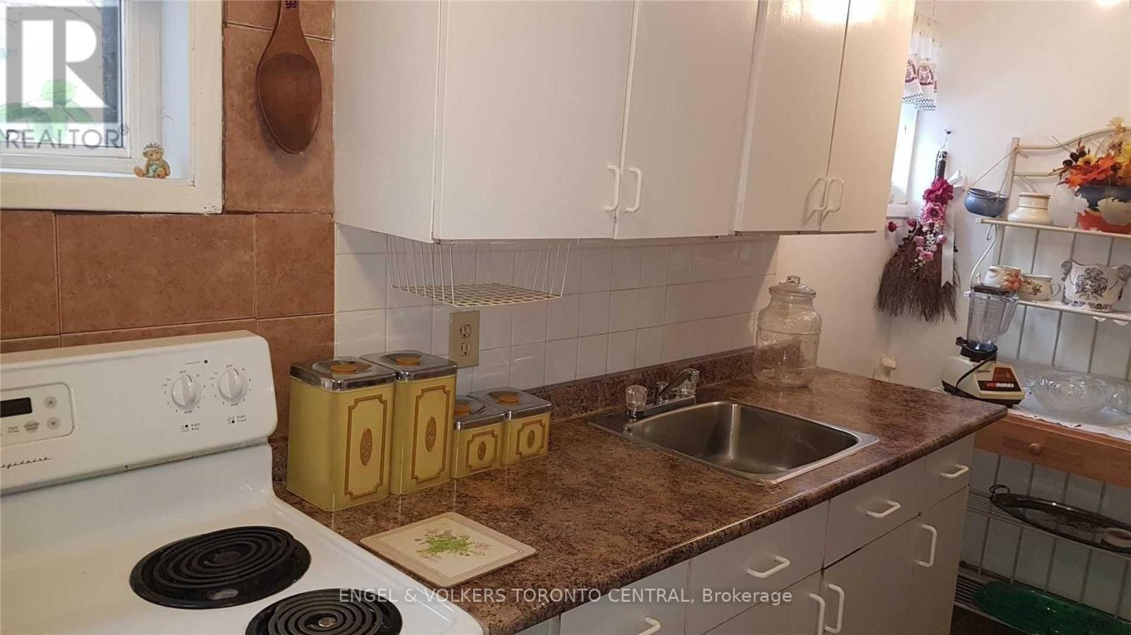 Bsmt - 9 Shademaster Court, Toronto, ON - Indoor Photo Showing Kitchen