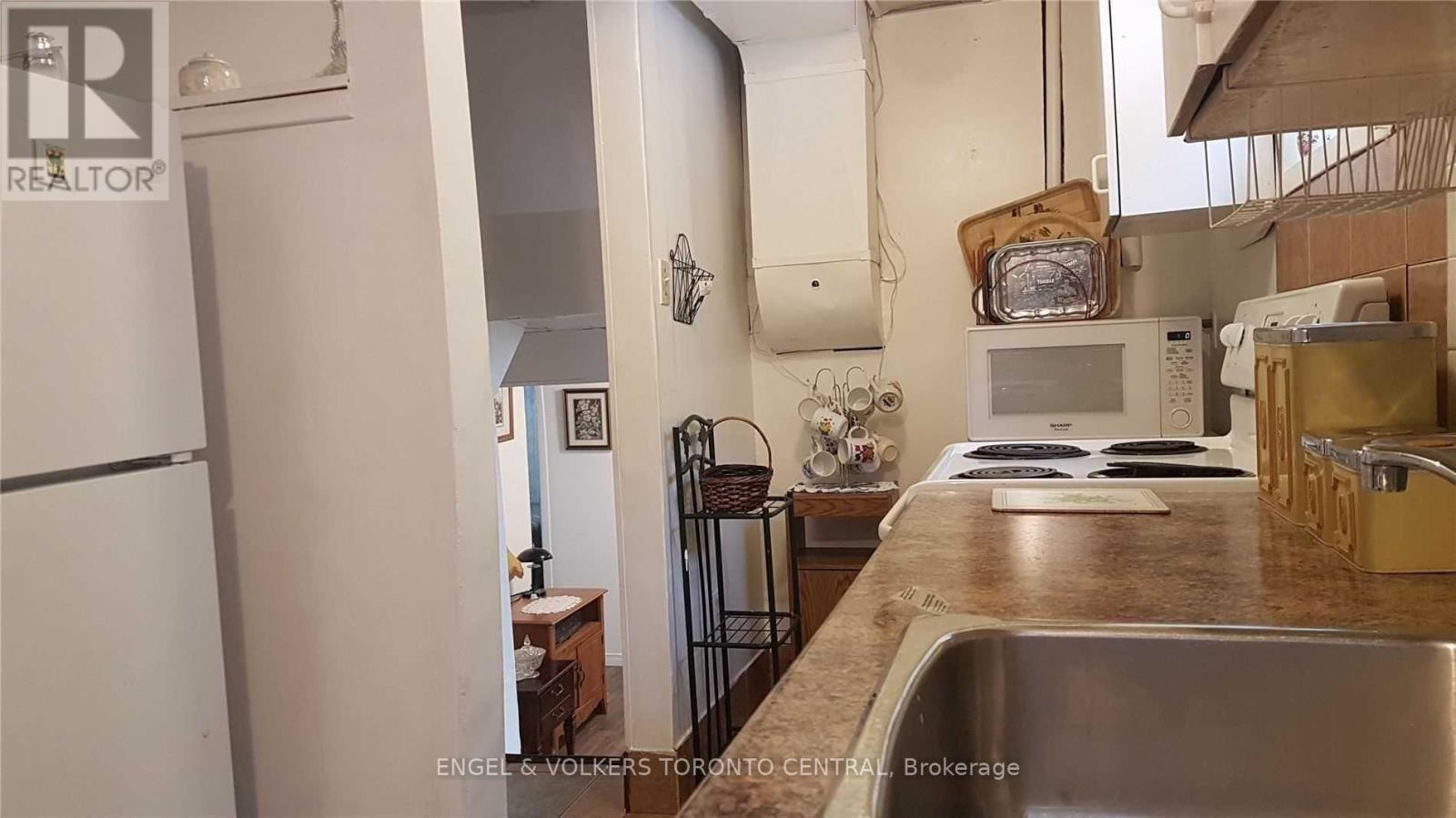 Bsmt - 9 Shademaster Court, Toronto, ON - Indoor Photo Showing Kitchen