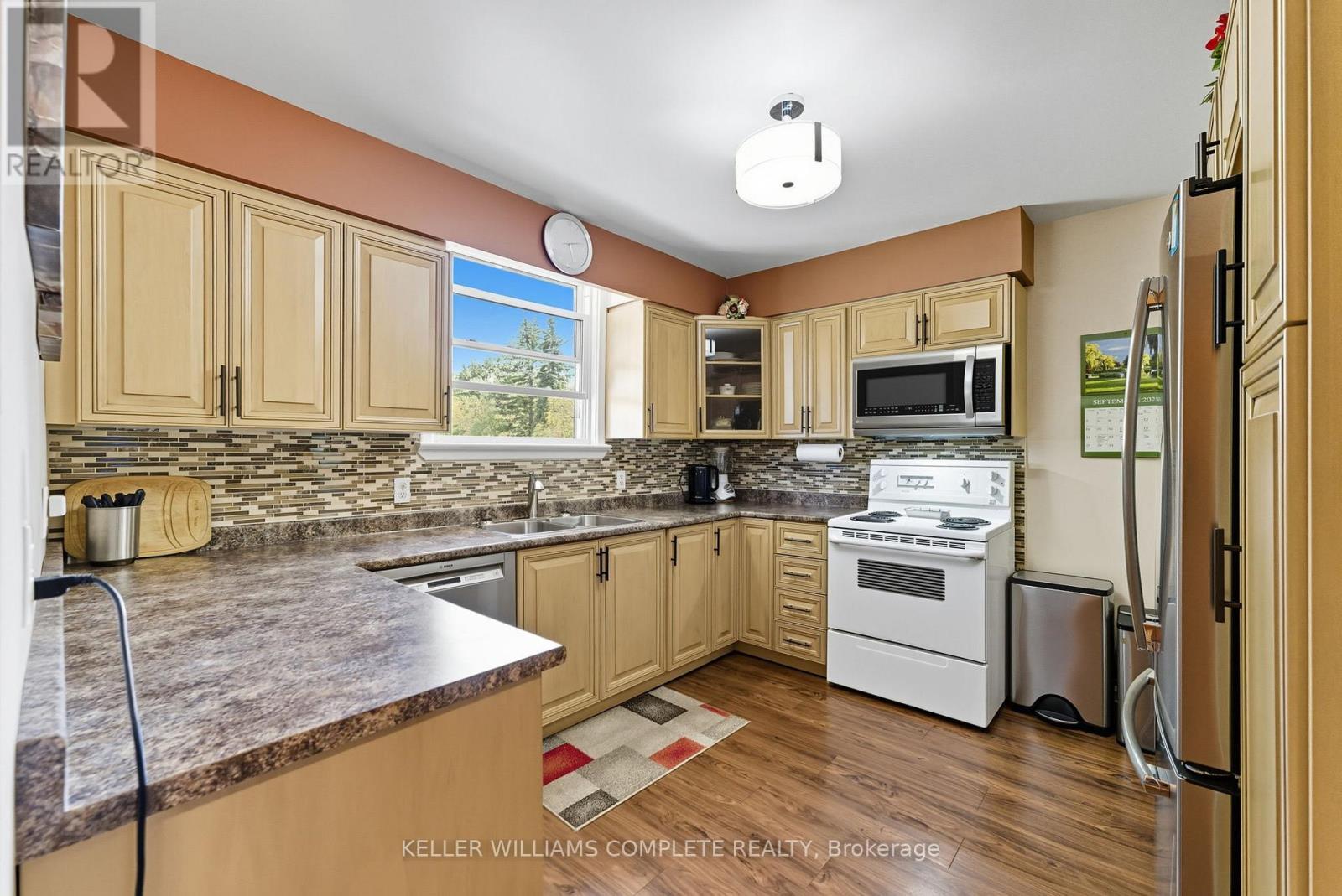 446 East 42Nd Street, Hamilton, ON - Indoor Photo Showing Kitchen With Double Sink
