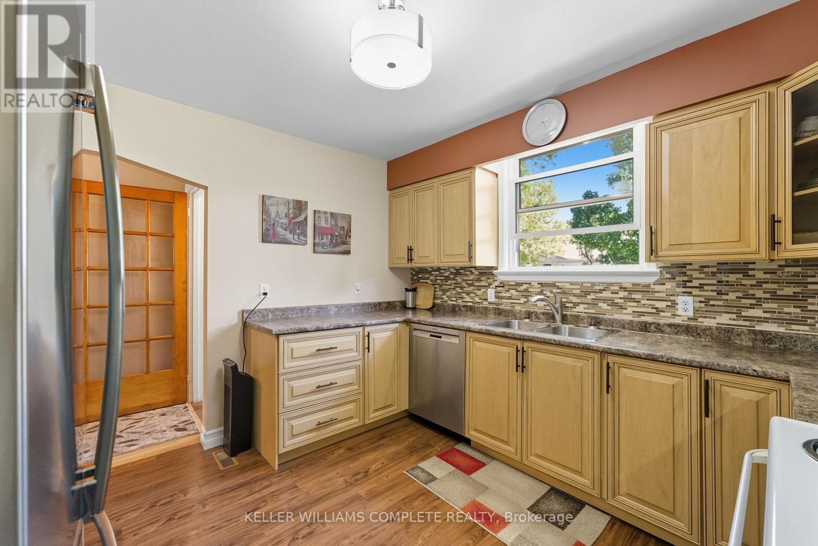 446 East 42Nd Street, Hamilton, ON - Indoor Photo Showing Kitchen With Double Sink