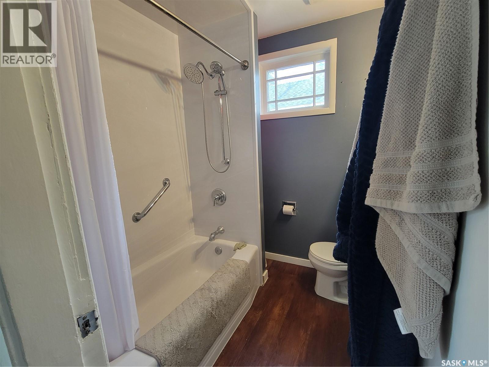 406 1St Street E, Wilkie, SK - Indoor Photo Showing Bathroom