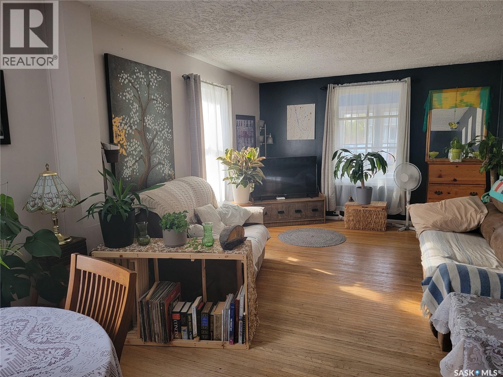 406 1St Street E, Wilkie, SK - Indoor Photo Showing Living Room