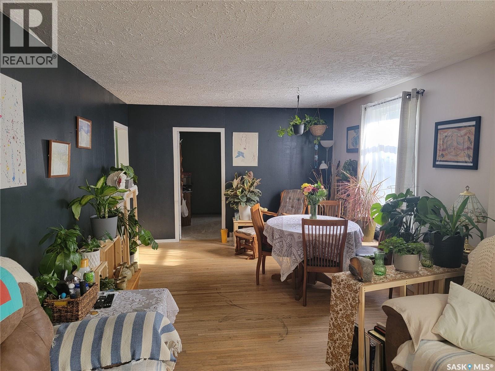 406 1St Street E, Wilkie, SK - Indoor Photo Showing Living Room