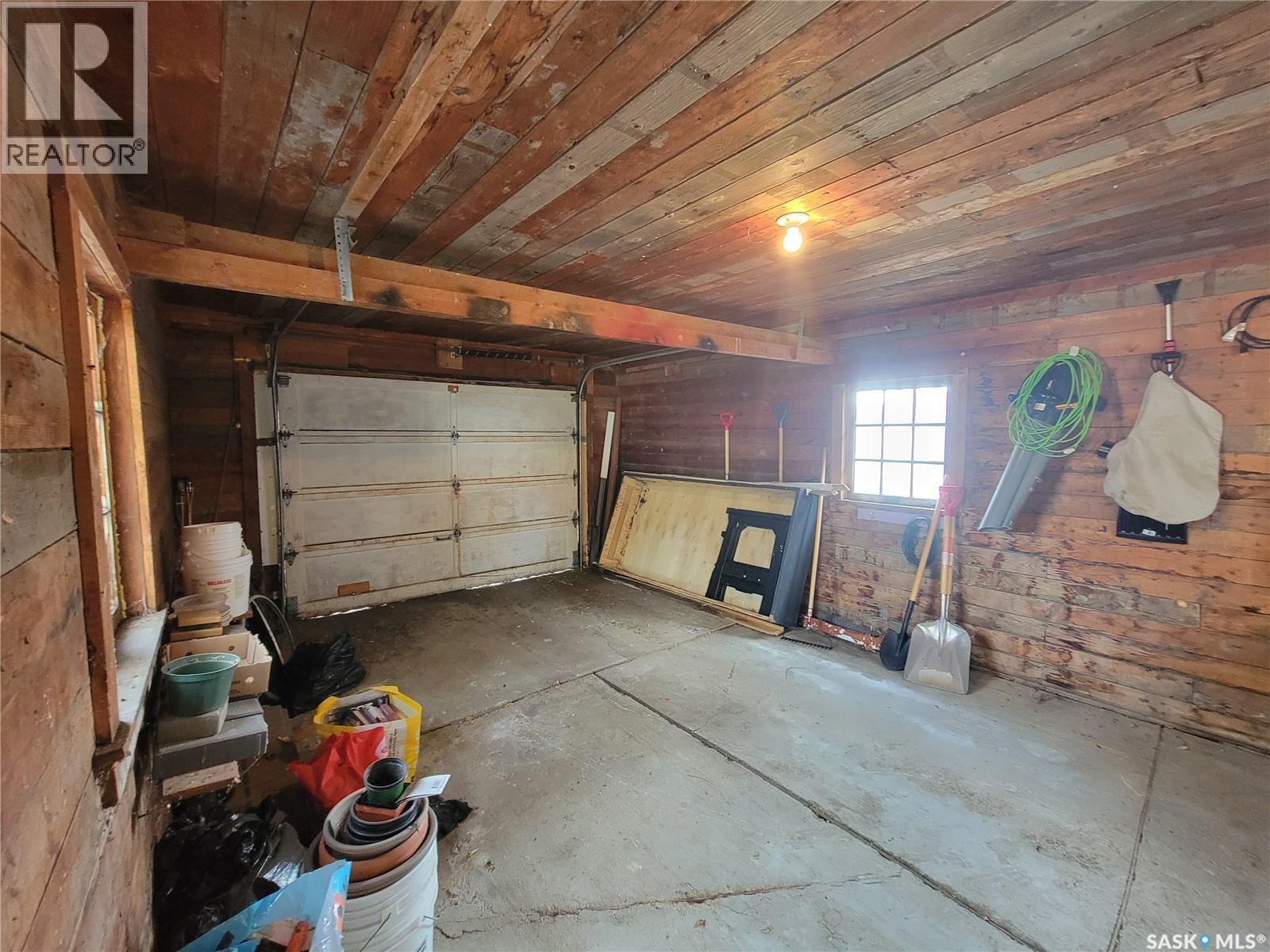406 1St Street E, Wilkie, SK - Indoor Photo Showing Garage