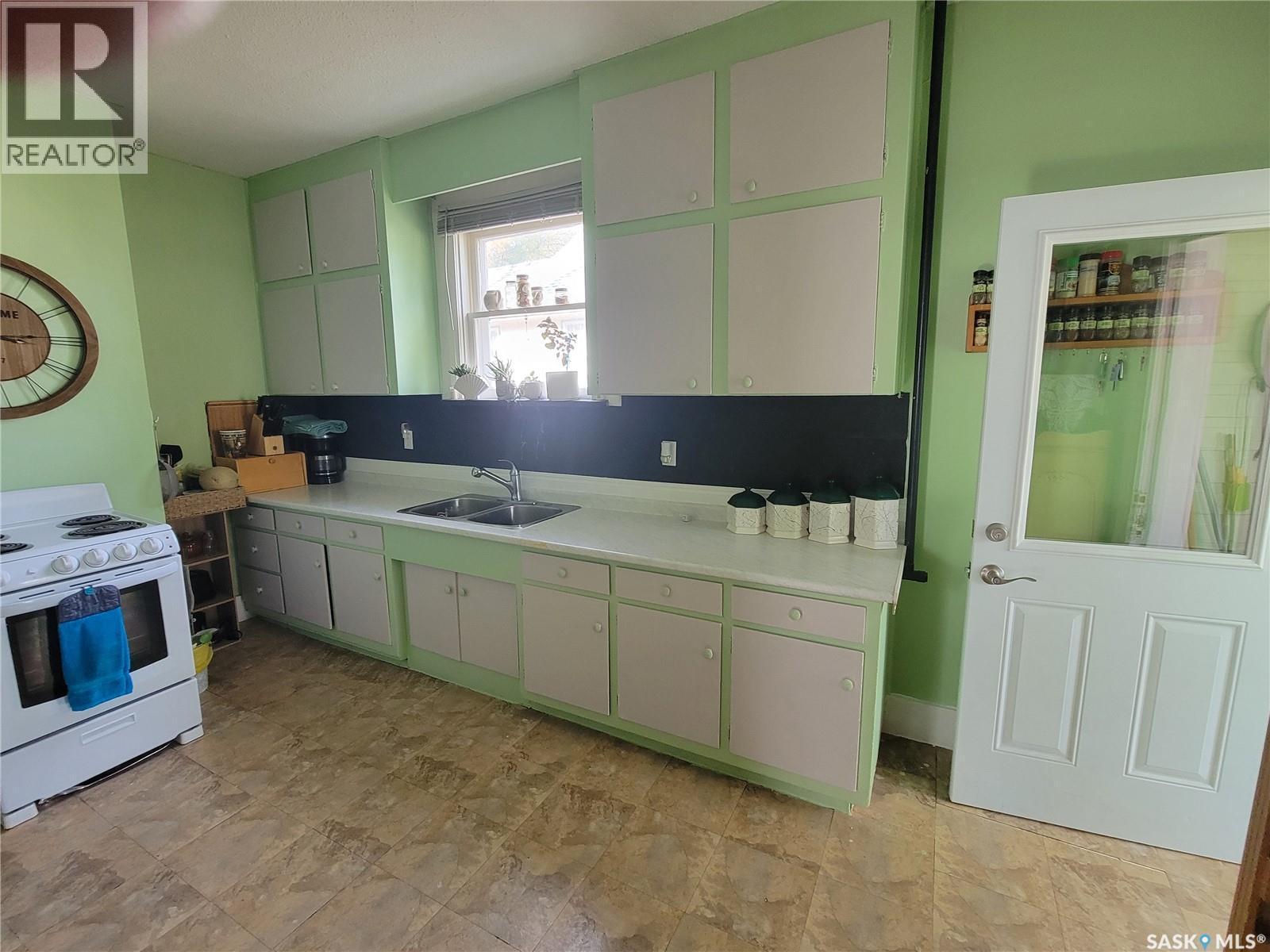 406 1St Street E, Wilkie, SK - Indoor Photo Showing Kitchen With Double Sink