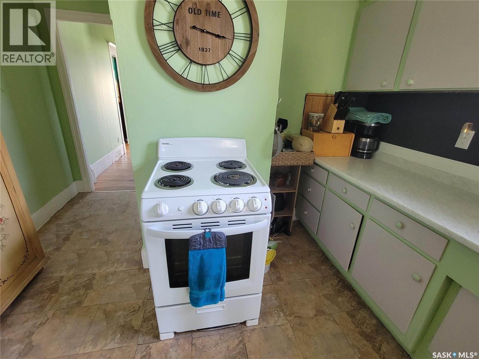 406 1St Street E, Wilkie, SK - Indoor Photo Showing Kitchen
