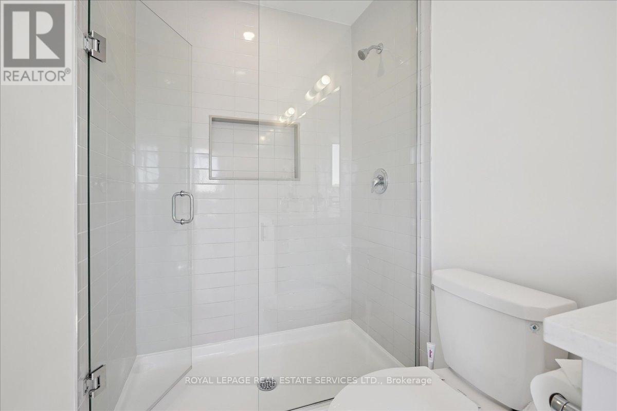 Glass enclosed shower - 2180 Postmaster Drive, Oakville, ON - Indoor Photo Showing Bathroom