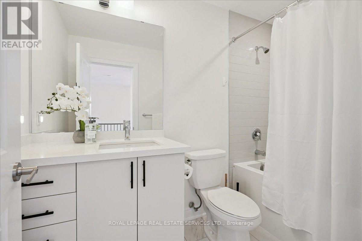 4 pc main bathroom - 2180 Postmaster Drive, Oakville, ON - Indoor Photo Showing Bathroom