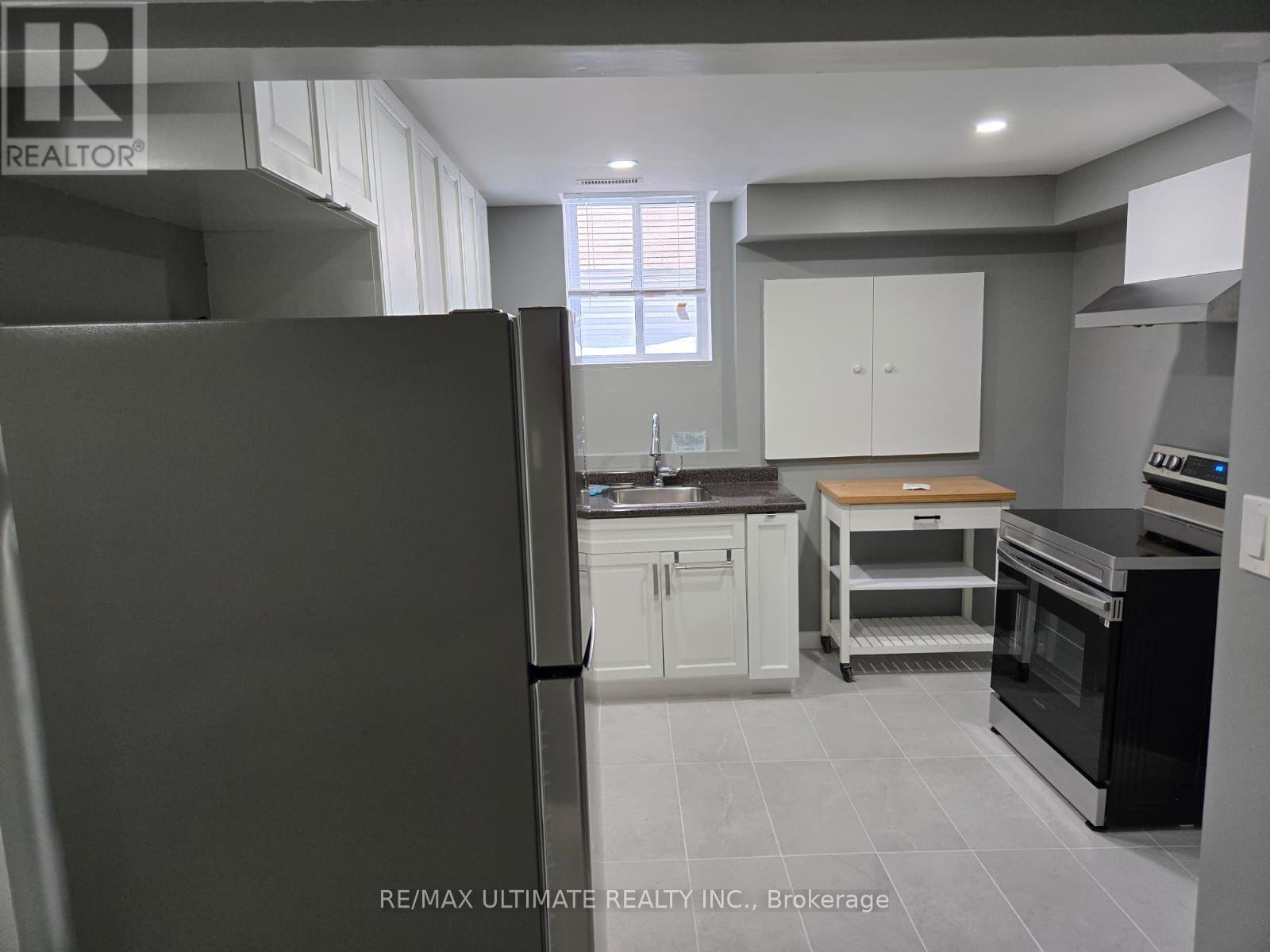 5 Hearthstone Crescent, Clarington, ON - Indoor Photo Showing Kitchen