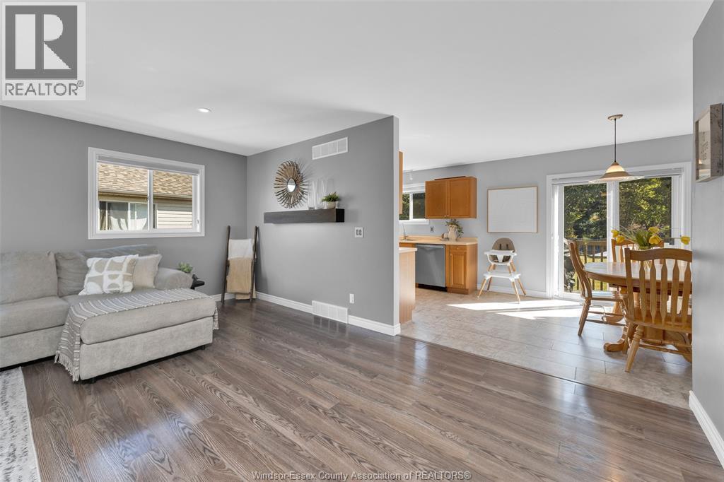 262 Columbus Drive, Lakeshore, ON - Indoor Photo Showing Living Room