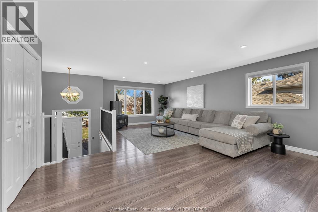 262 Columbus Drive, Lakeshore, ON - Indoor Photo Showing Living Room