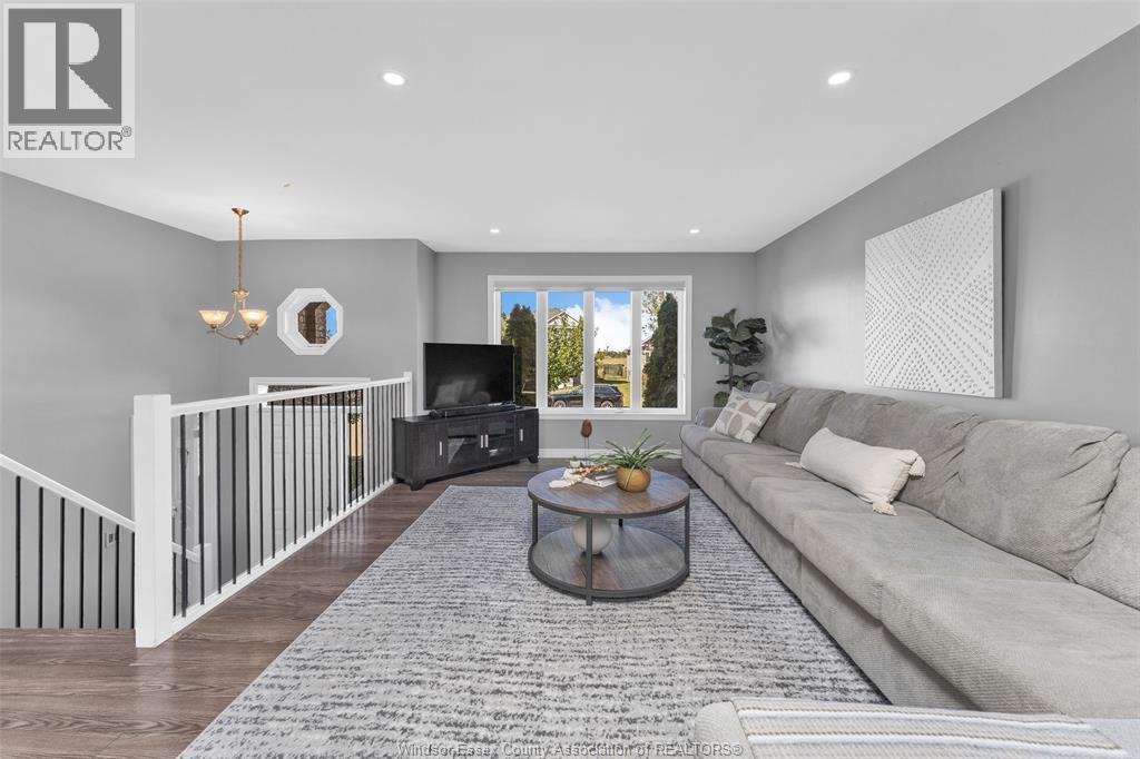 262 Columbus Drive, Lakeshore, ON - Indoor Photo Showing Living Room