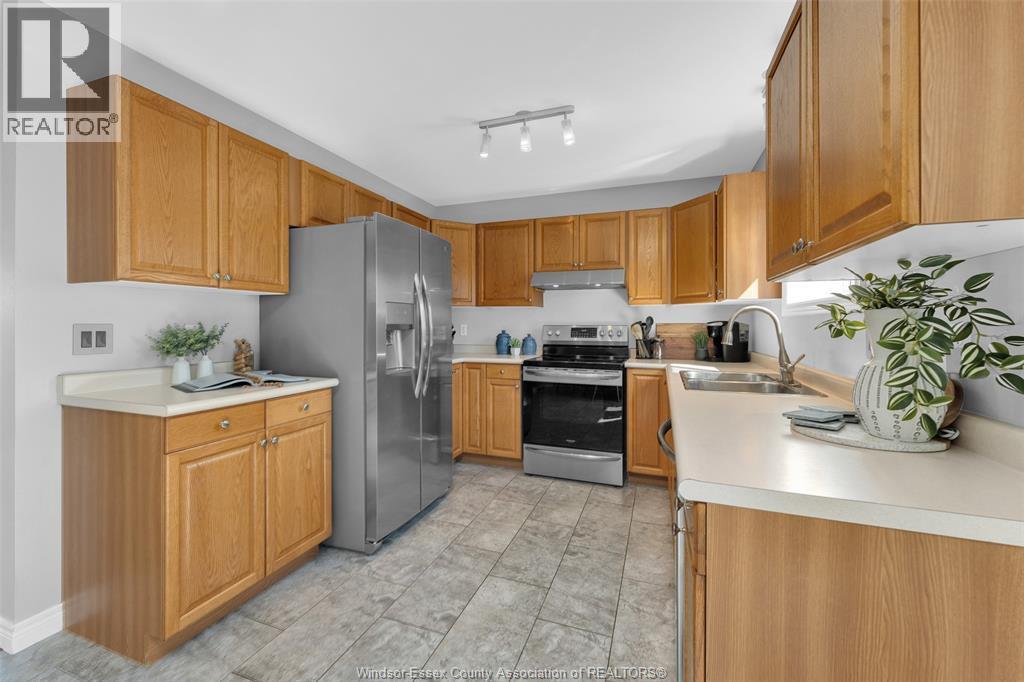 262 Columbus Drive, Lakeshore, ON - Indoor Photo Showing Kitchen With Double Sink