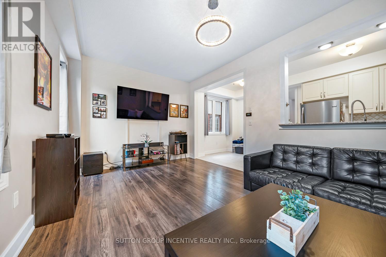 105 Collier Crescent, Essa, ON - Indoor Photo Showing Living Room