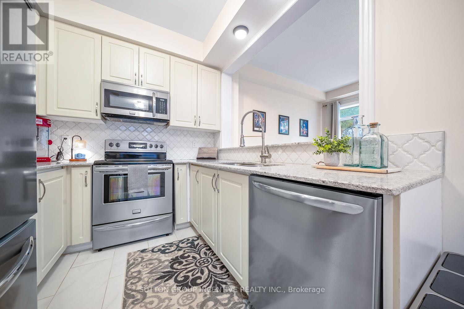 105 Collier Crescent, Essa, ON - Indoor Photo Showing Kitchen With Upgraded Kitchen