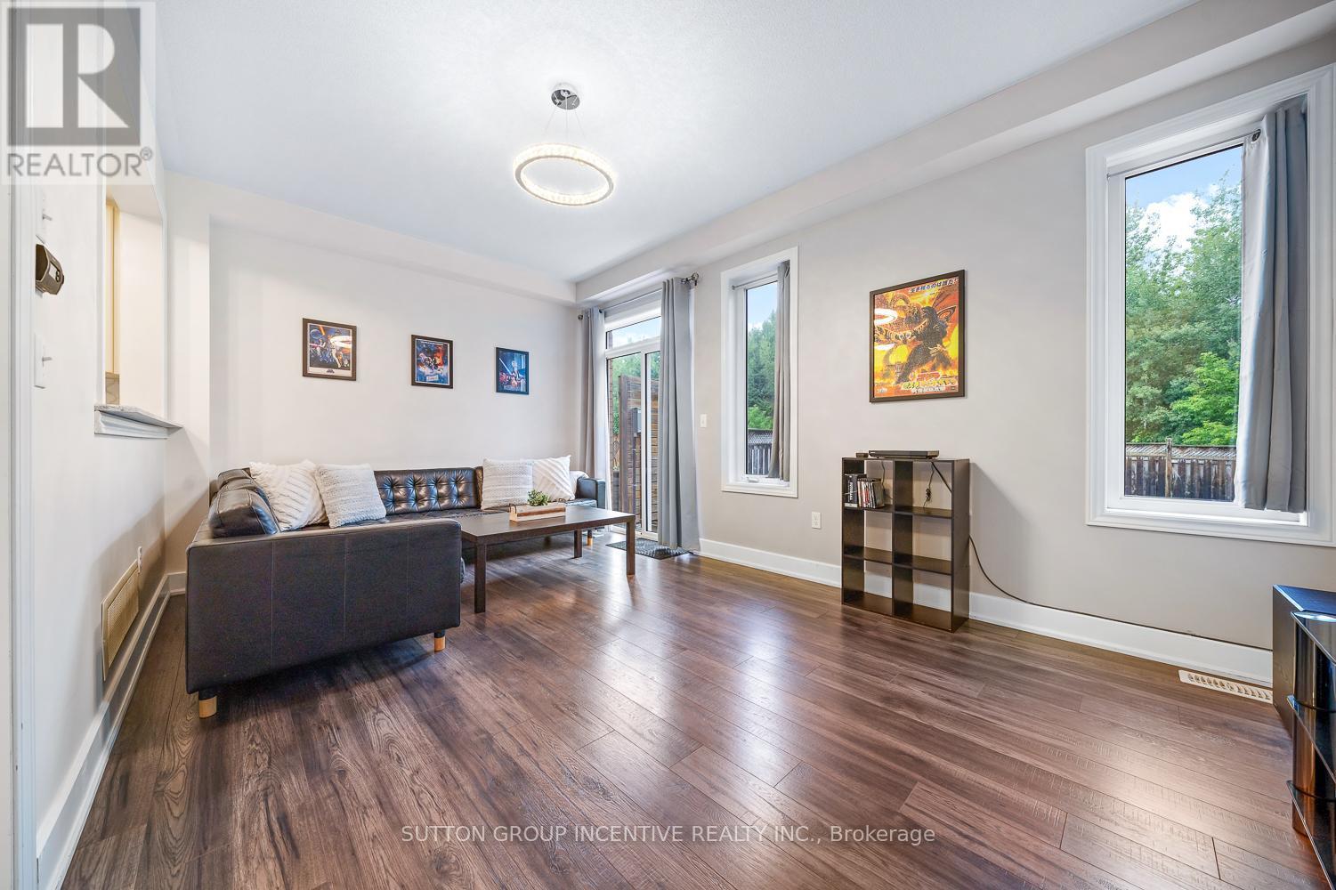 105 Collier Crescent, Essa, ON - Indoor Photo Showing Living Room