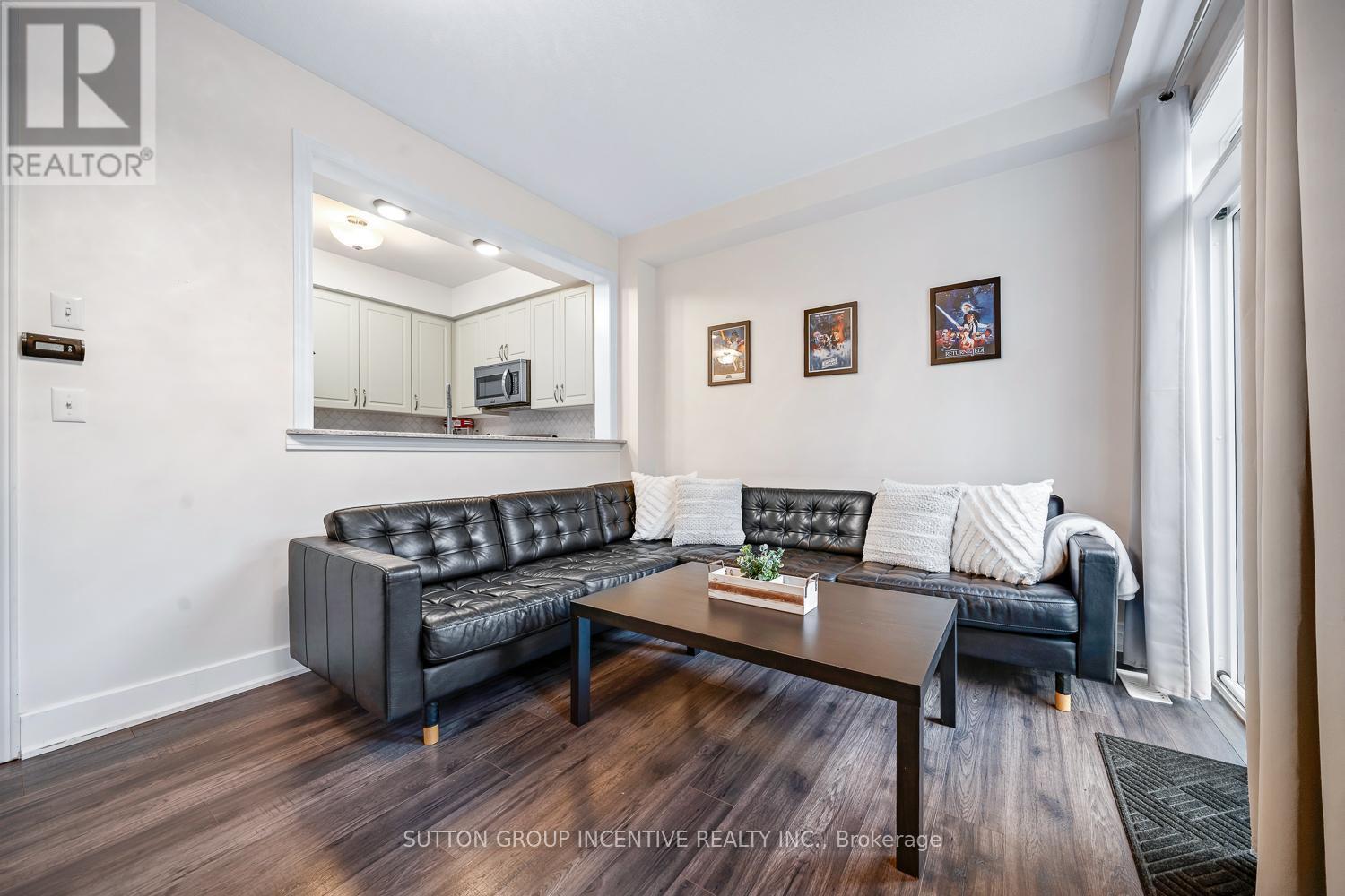 105 Collier Crescent, Essa, ON - Indoor Photo Showing Living Room