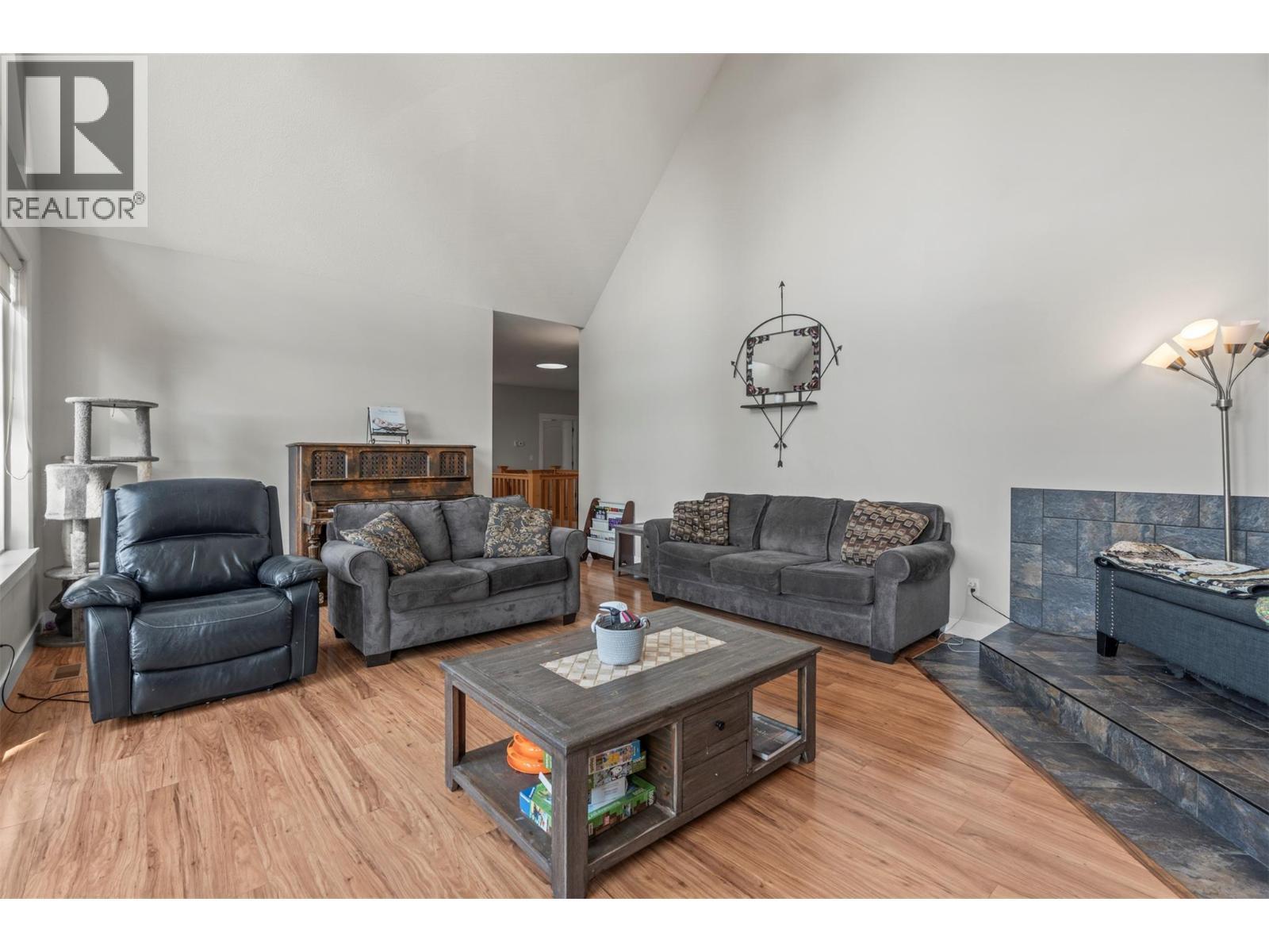 1951 Wolfgang Road, Armstrong, BC - Indoor Photo Showing Living Room