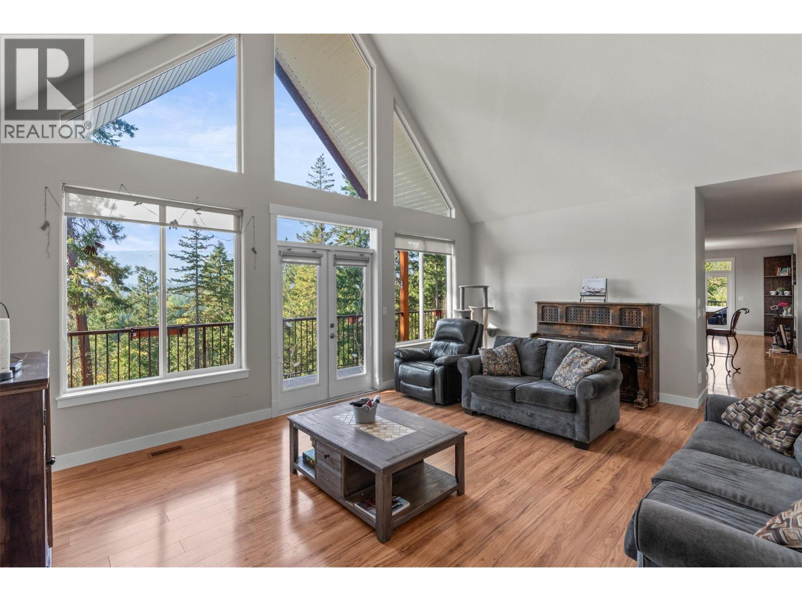 1951 Wolfgang Road, Armstrong, BC - Indoor Photo Showing Living Room