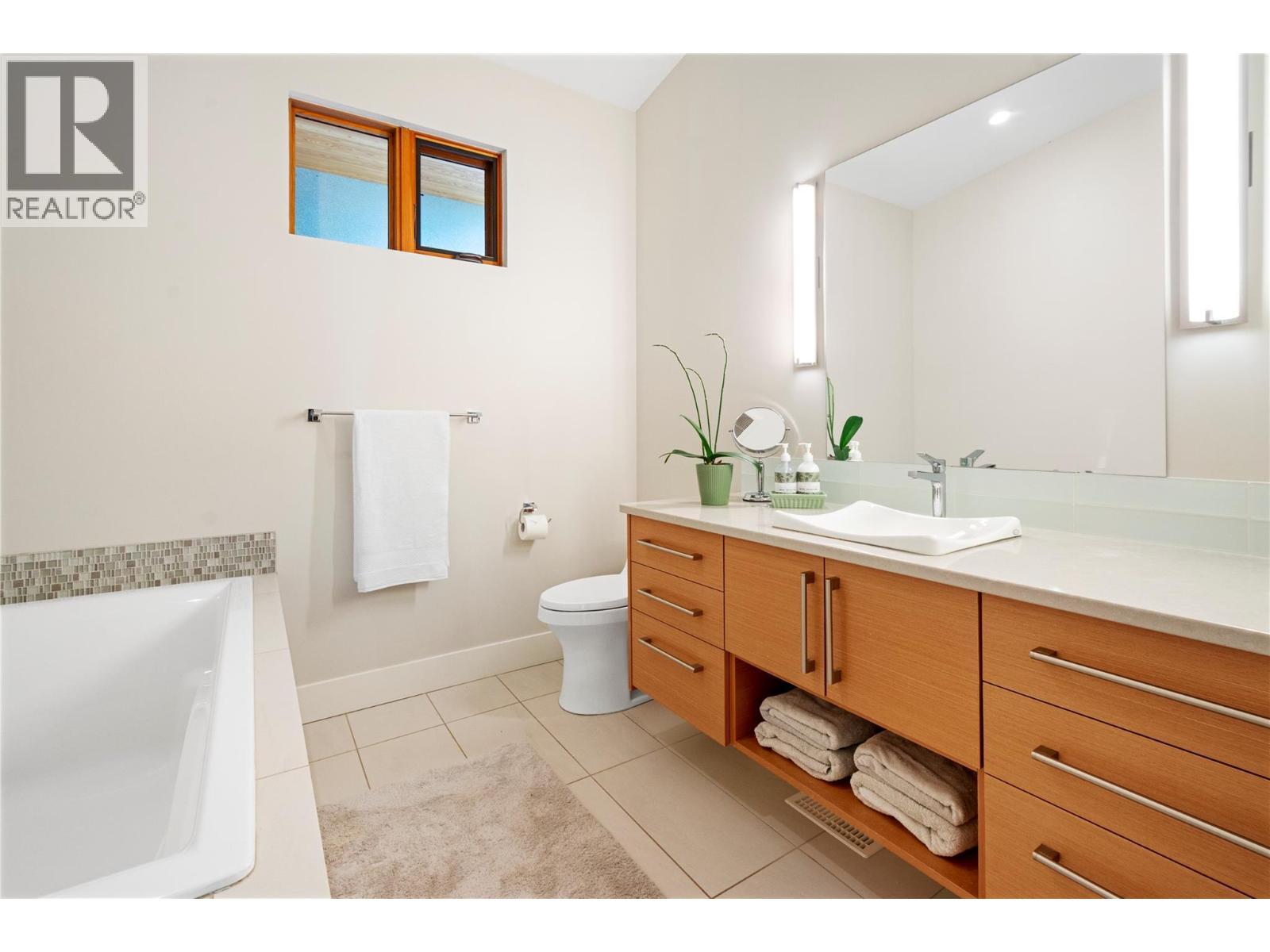 2750 Workman Place, Naramata, BC - Indoor Photo Showing Bathroom