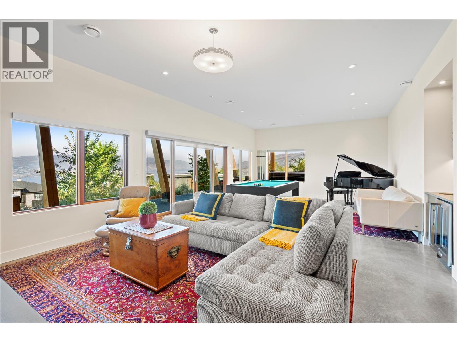2750 Workman Place, Naramata, BC - Indoor Photo Showing Living Room