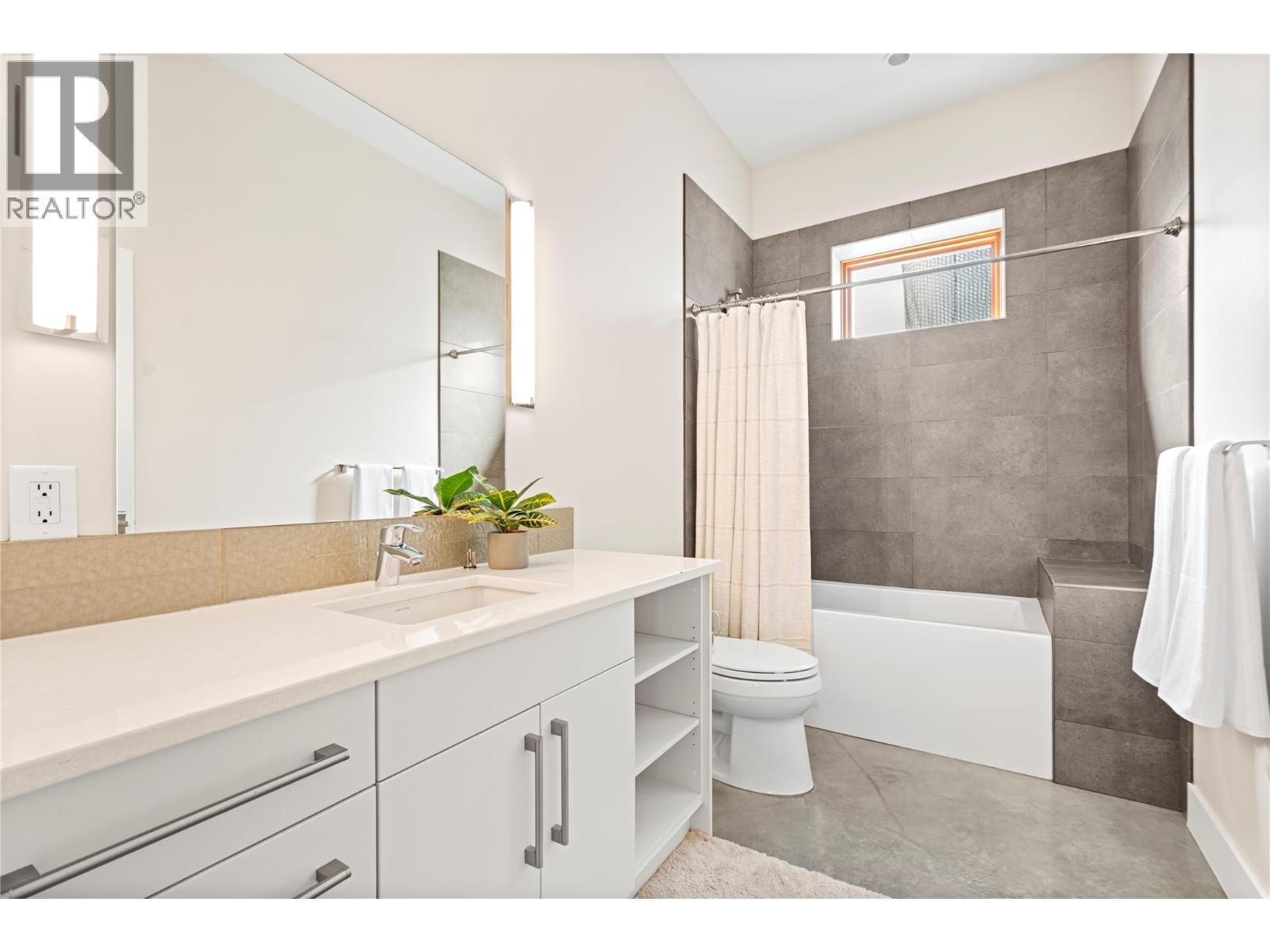 2750 Workman Place, Naramata, BC - Indoor Photo Showing Bathroom
