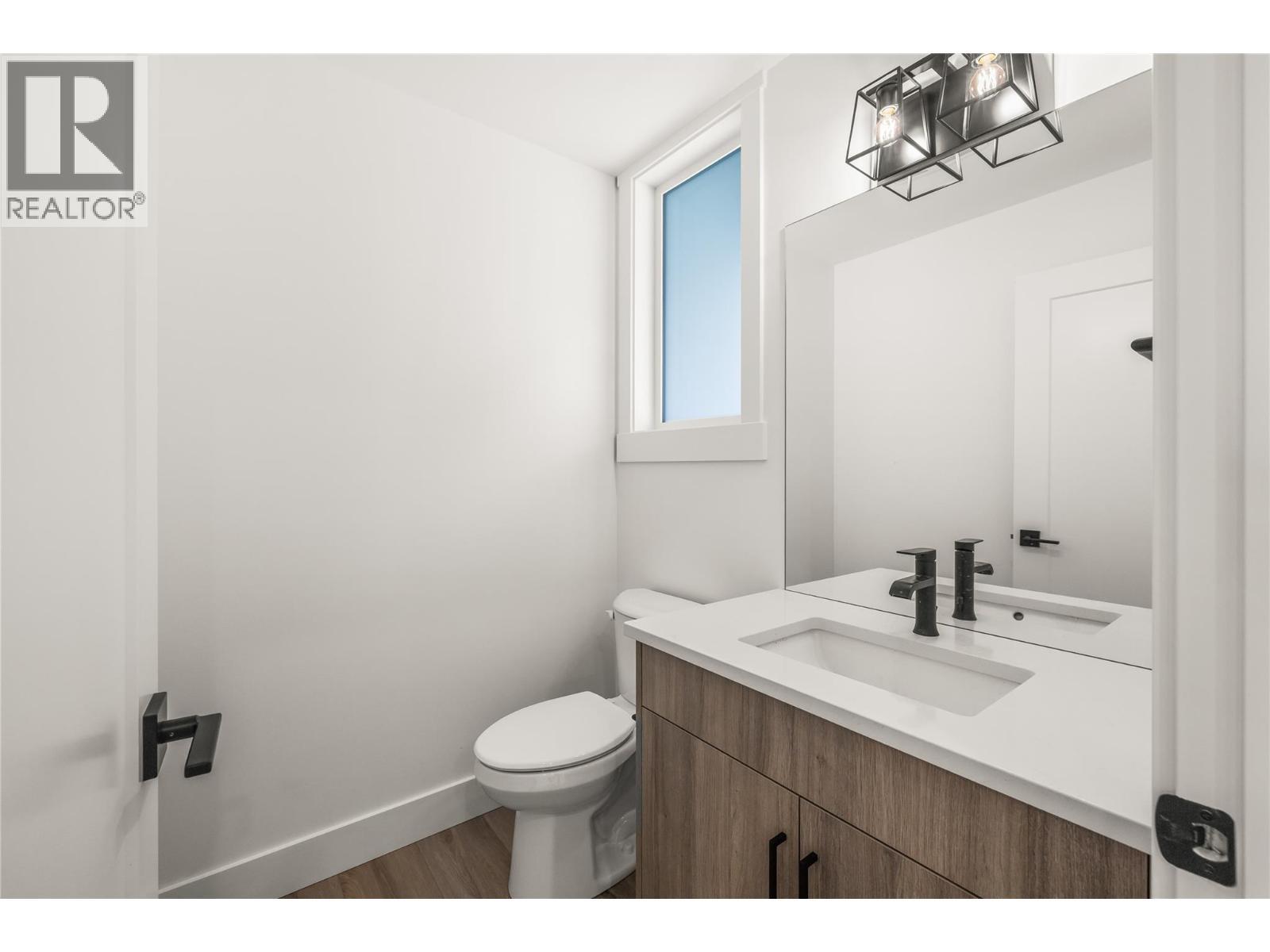 Main floor bathroom - 2835 Canyon Crest Drive Unit# 17, West Kelowna, BC - Indoor Photo Showing Bathroom